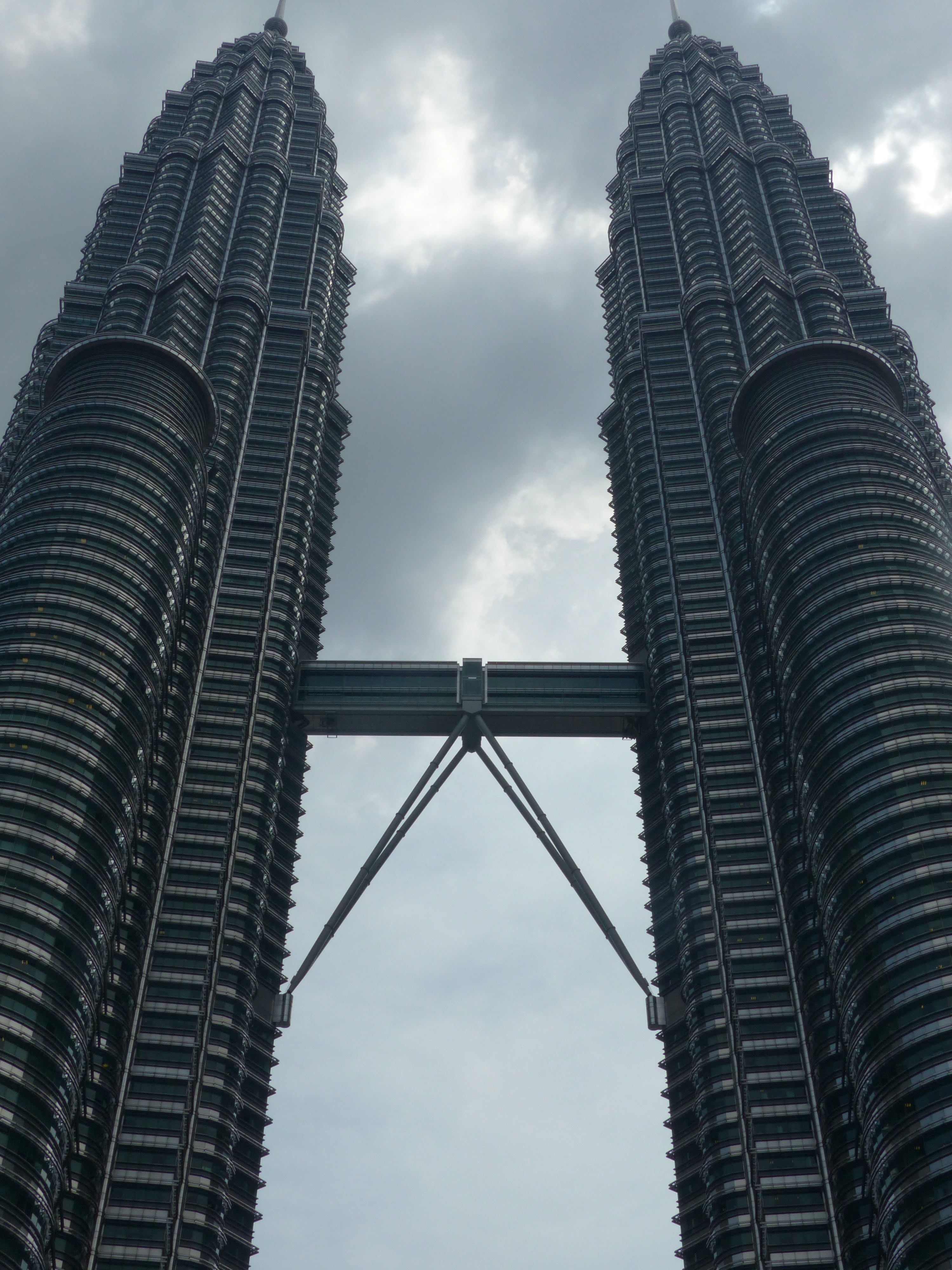 4K, kong kuala, modern, low angle view, city, architecture, outdoors, famous Place, urban Scene, skyscraper, cloud - sky, sky, kuala Lumpur, financial district, Phone HD Wallpaper