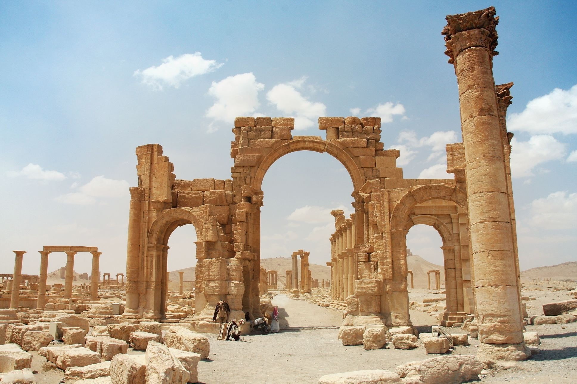 incidental people, ruins, cloud - sky, ancient, monument, day, the past, travel destinations, brown, Palmyra, architecture, built structure, deterioration, HD Wallpaper