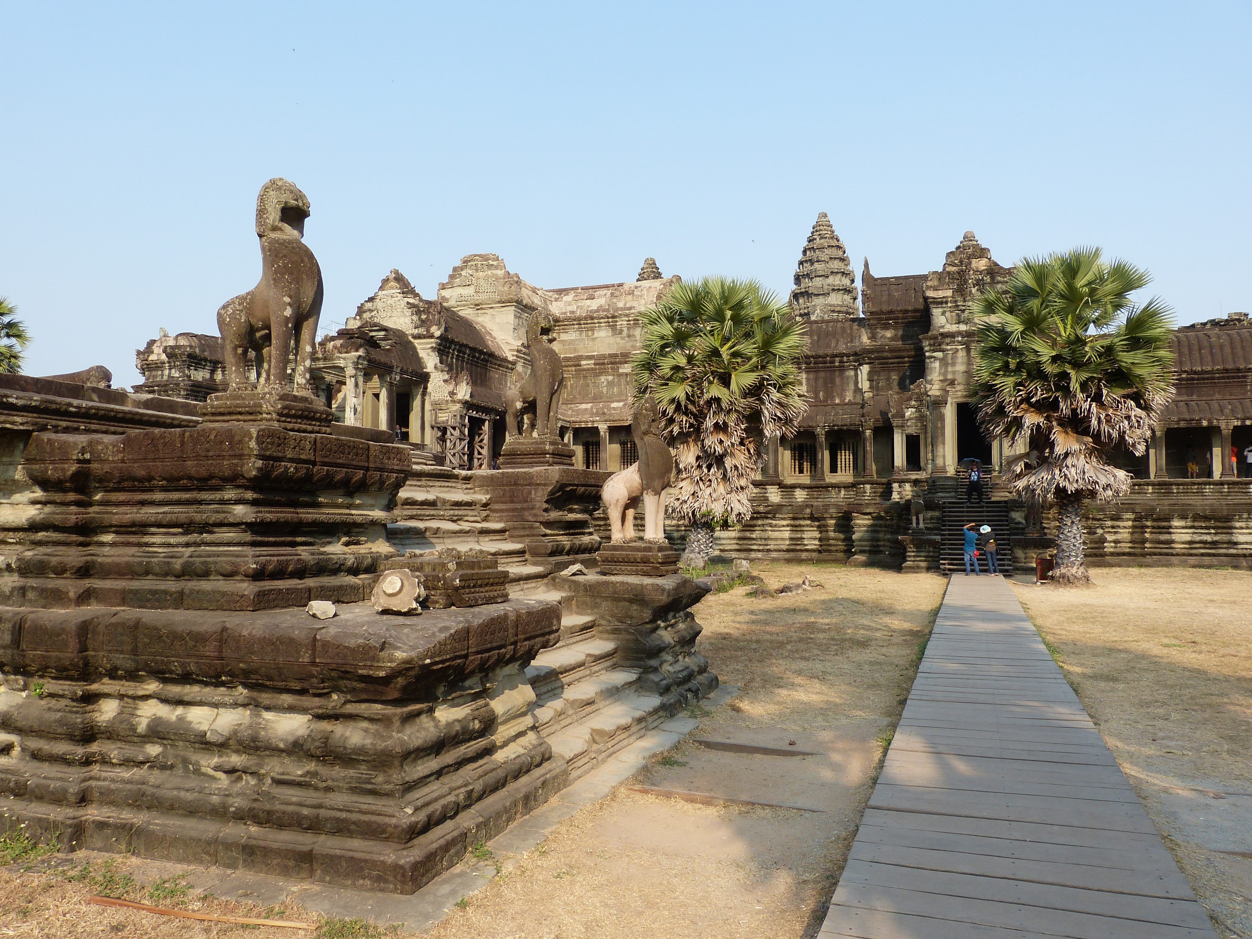 4K, building exterior, clear sky, sculpture, angkor wat, travel destinations, temple complex, architecture, Complex, spirituality, place of worship, sky, HD Wallpaper
