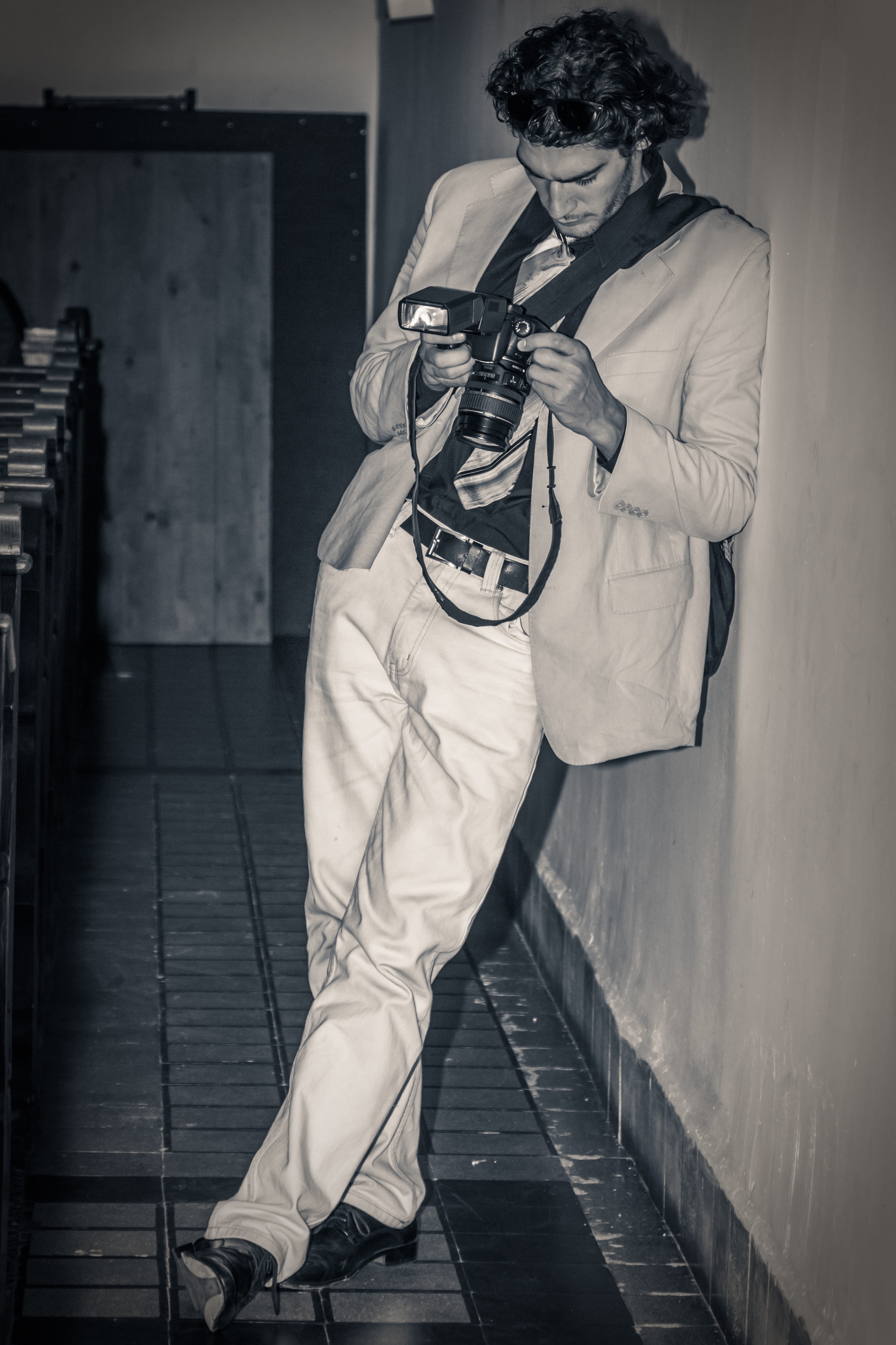 DSLR camera, real people, arts culture and entertainment, suit jacket, 5K, front view, leaning, architecture, music, indoors, young men, photography, photographer, Phone HD Wallpaper