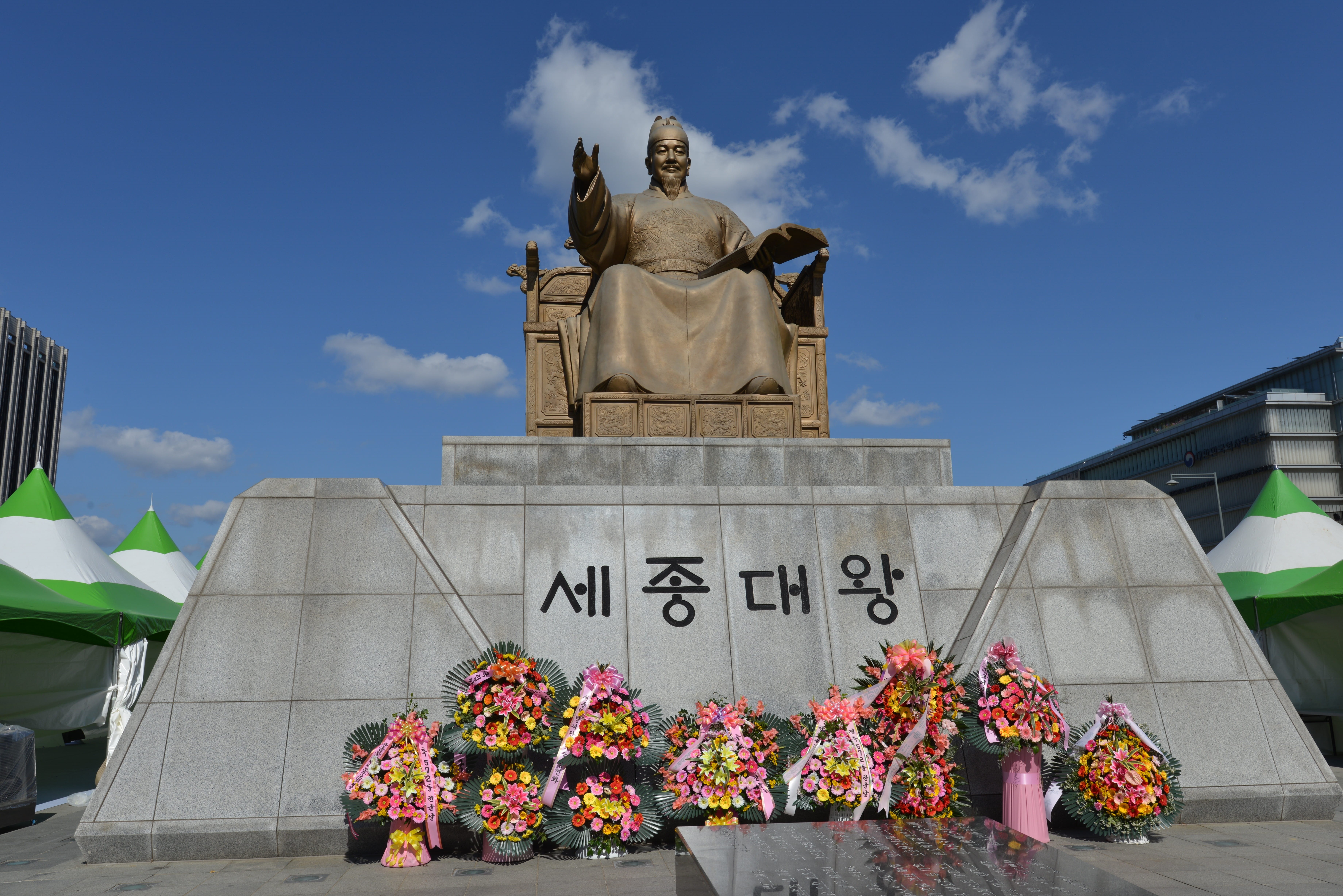 flowering plant, low angle view, male likeness, republic of korea, nature, outdoors, flower, gwanghwamun, statue, monument, sculpture, no people, creativity, HD Wallpaper