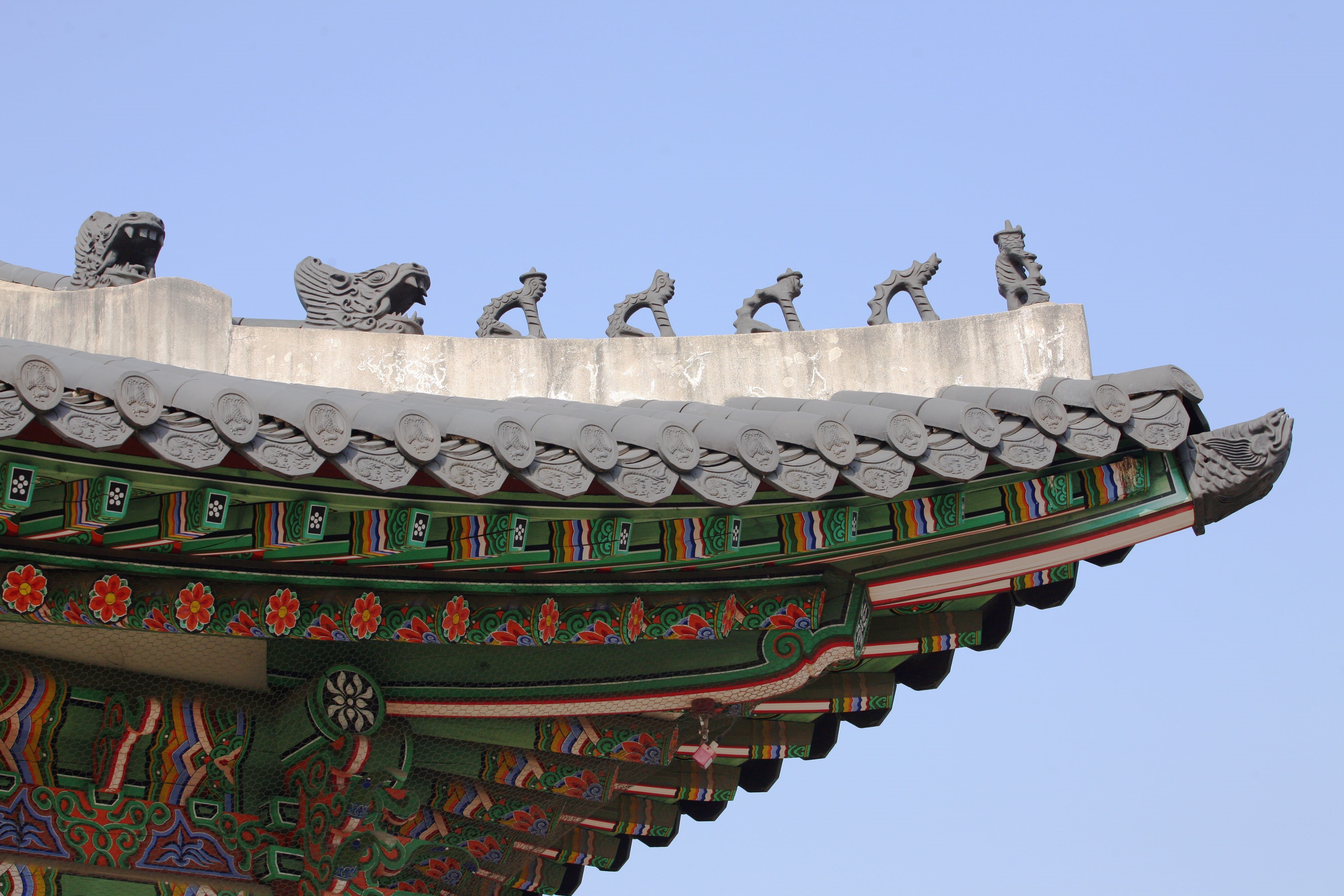 Roof, building exterior, ornate, carving - craft product, outdoors, creativity, art and craft, history, seoul, Sculpture, representation, architecture, HD Wallpaper