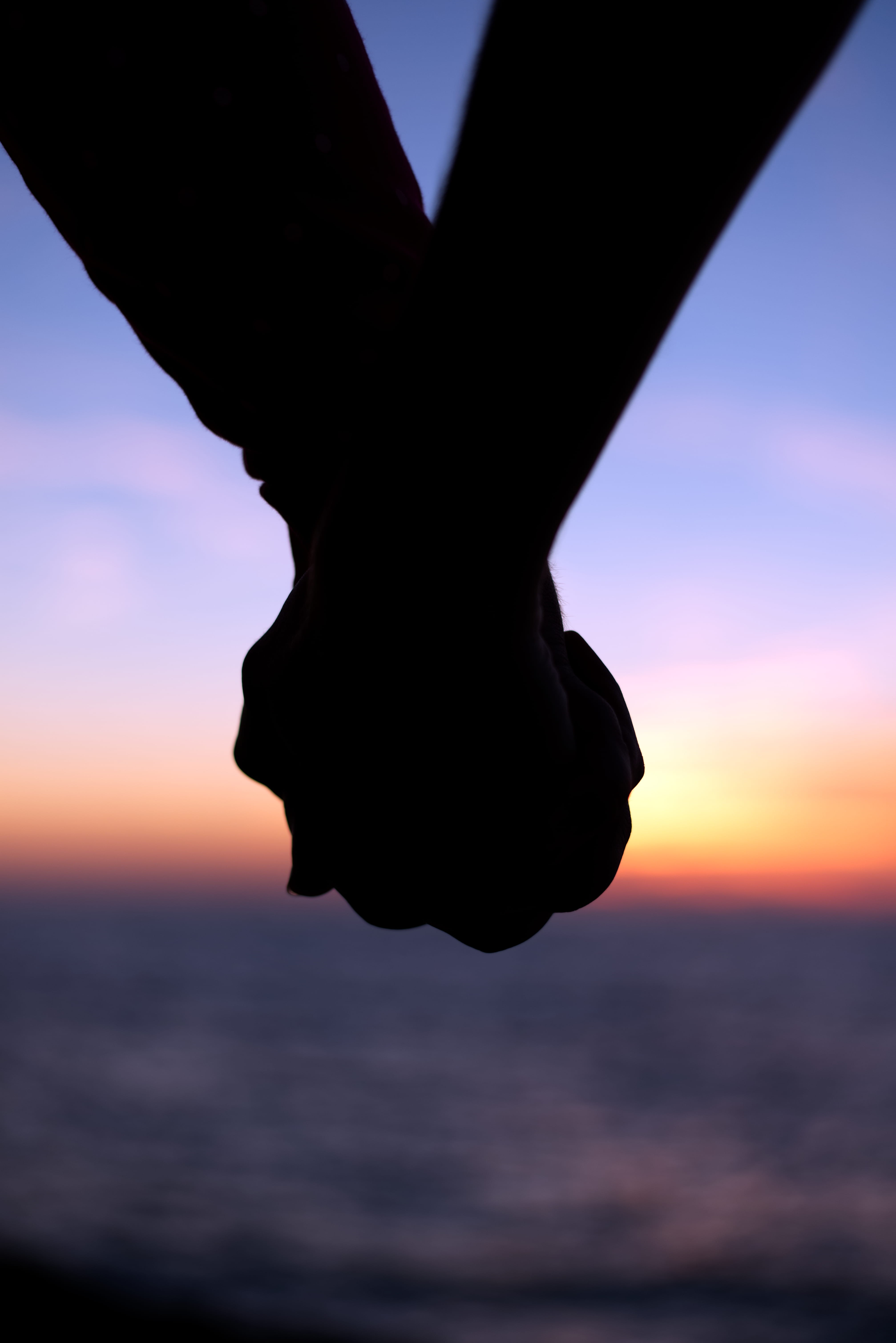 silhouett, horizon, human, close-up, outdoors, walking, nature, sailor suit, sea, pollution, person, love, 5K, liebe, holding hands, kicking, handshake, Phone HD Wallpaper