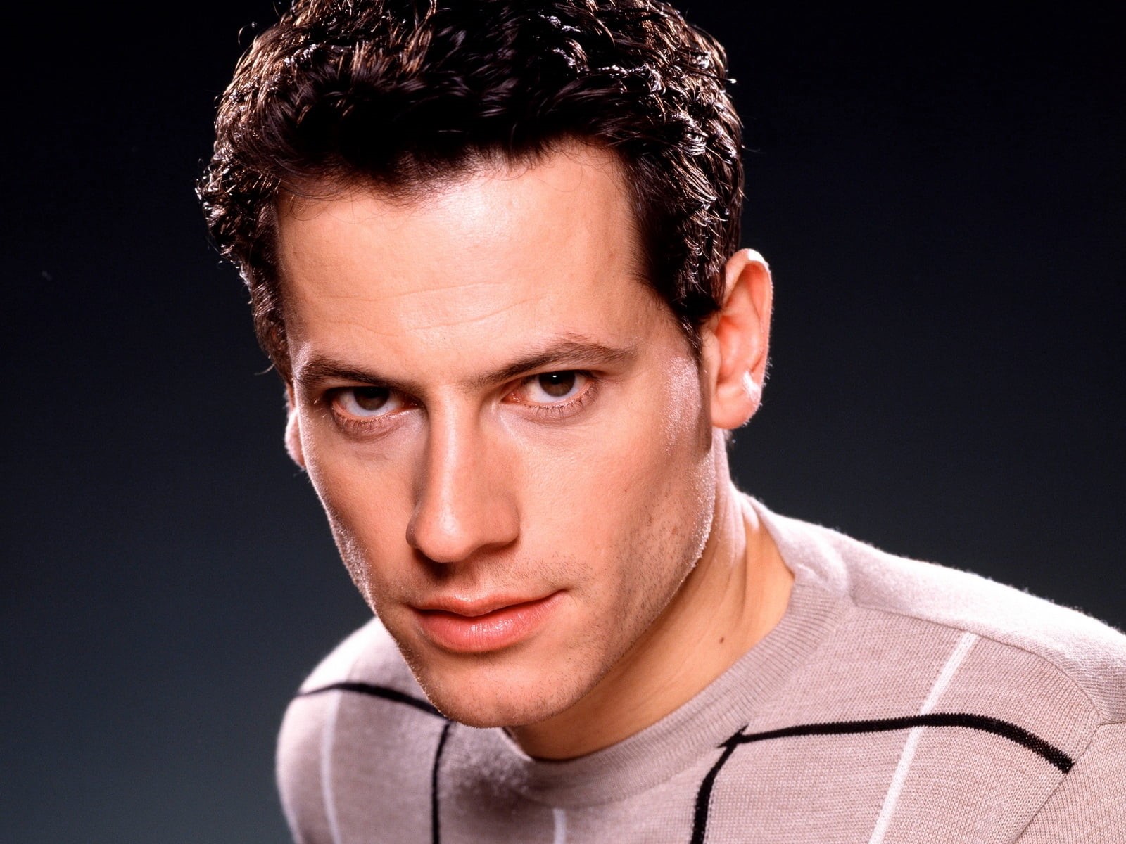 720P, men, gray, male, studio shot, black background, close-up, anger, headshot, ioan gruffudd, s, aggression, brunette, emotion, brown-eyed, one person, HD Wallpaper