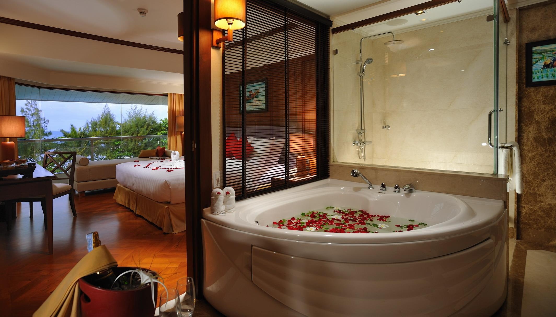 wine, petals, 1080P, sofa, suite, water, romantic, bath, honeymoon, wineglasse, blinds, lamps, roses, bucket, view, HD Wallpaper