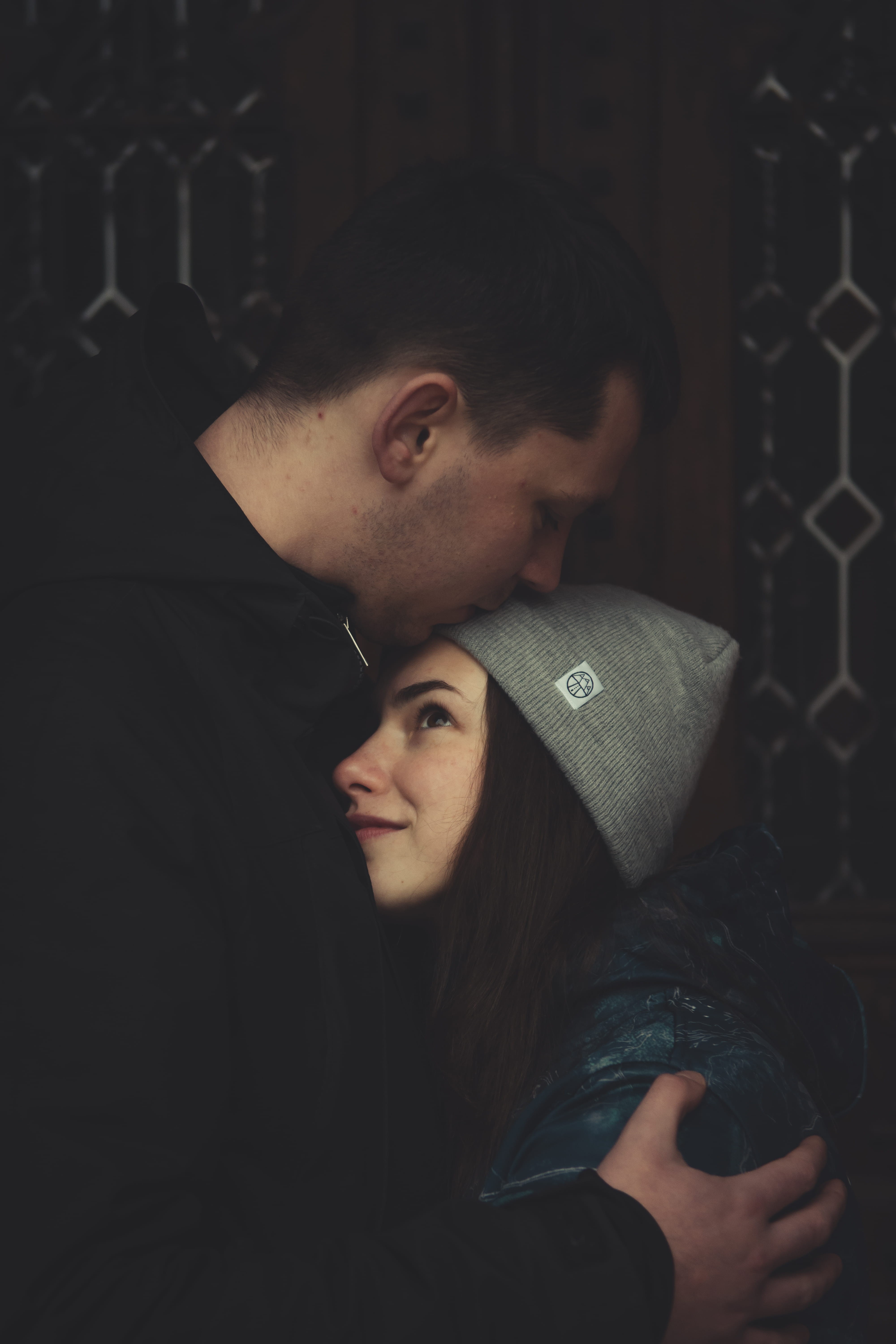 man, looking, young men, woman, adult, forehead, lifestyles, 5K, kissing, headshot, waist up, real people, young adult, leisure activity, dark, emotion, Phone HD Wallpaper
