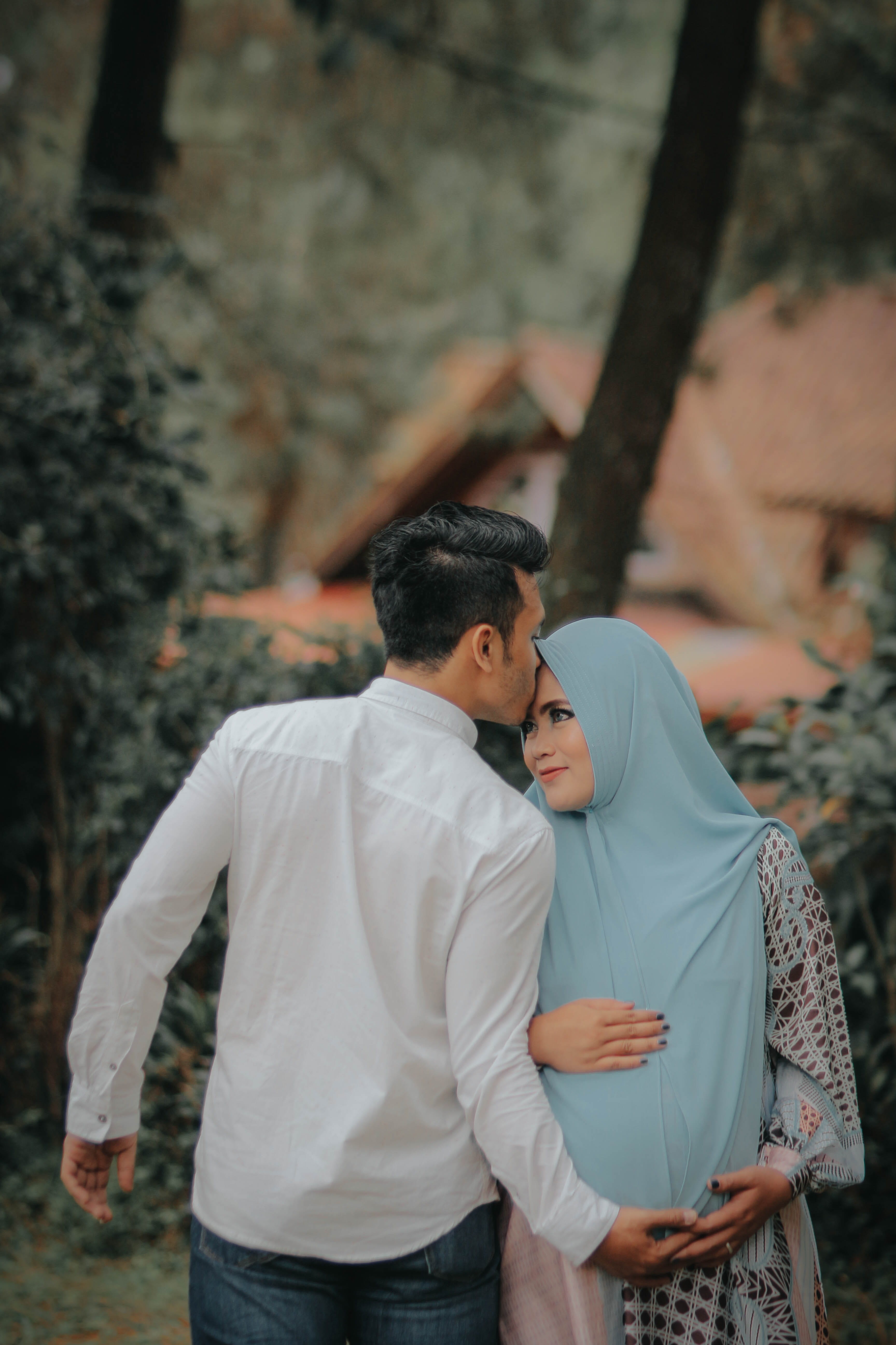 casual clothing, fashion, togetherness, young men, adult, lifestyles, gown, pottery, positive emotion, human, tree, robe, love, 5K, couple - relationship, Phone HD Wallpaper
