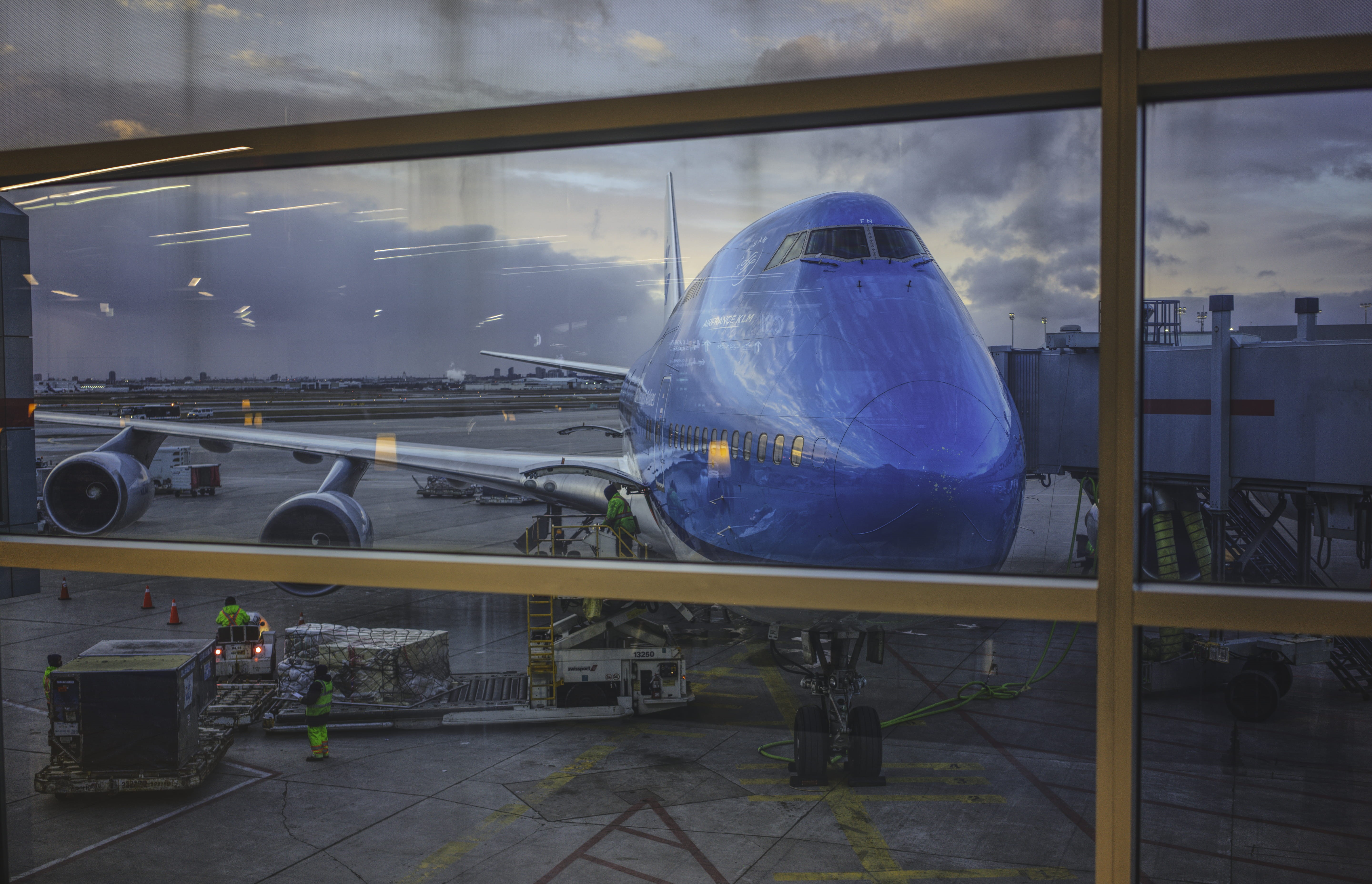 Leaving, incidental people, Departures, public transportation, transparent, airfield, Airport, vehicle, Boeing, person, glass - material, Arriving, Boeing 747, HD Wallpaper