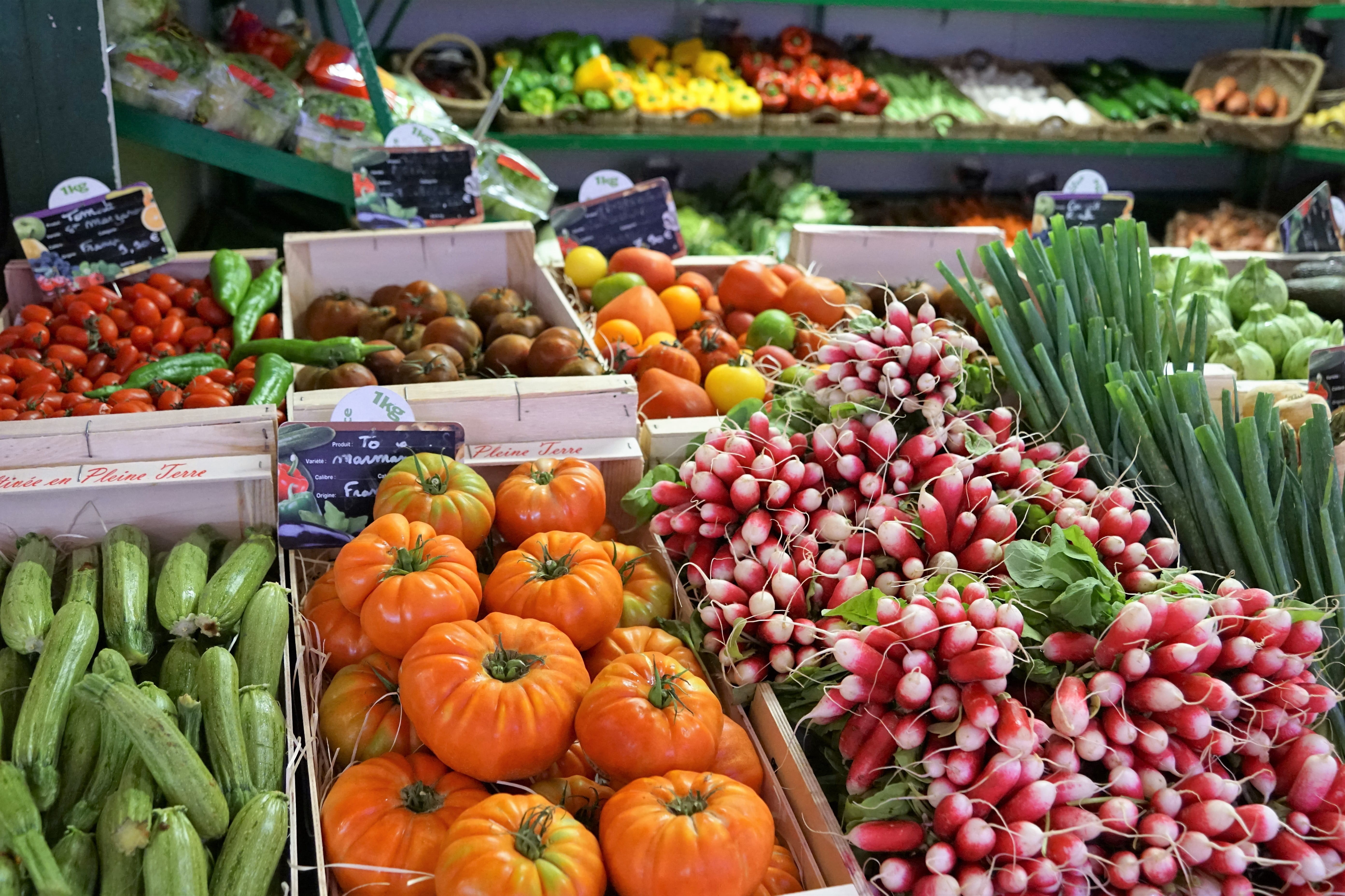 tomatoes, root, diet, retail display, service, sale, setting, leek, raw, salad, business, abundance, healthy attitude, market stall, multi colored, vegetarian, HD Wallpaper
