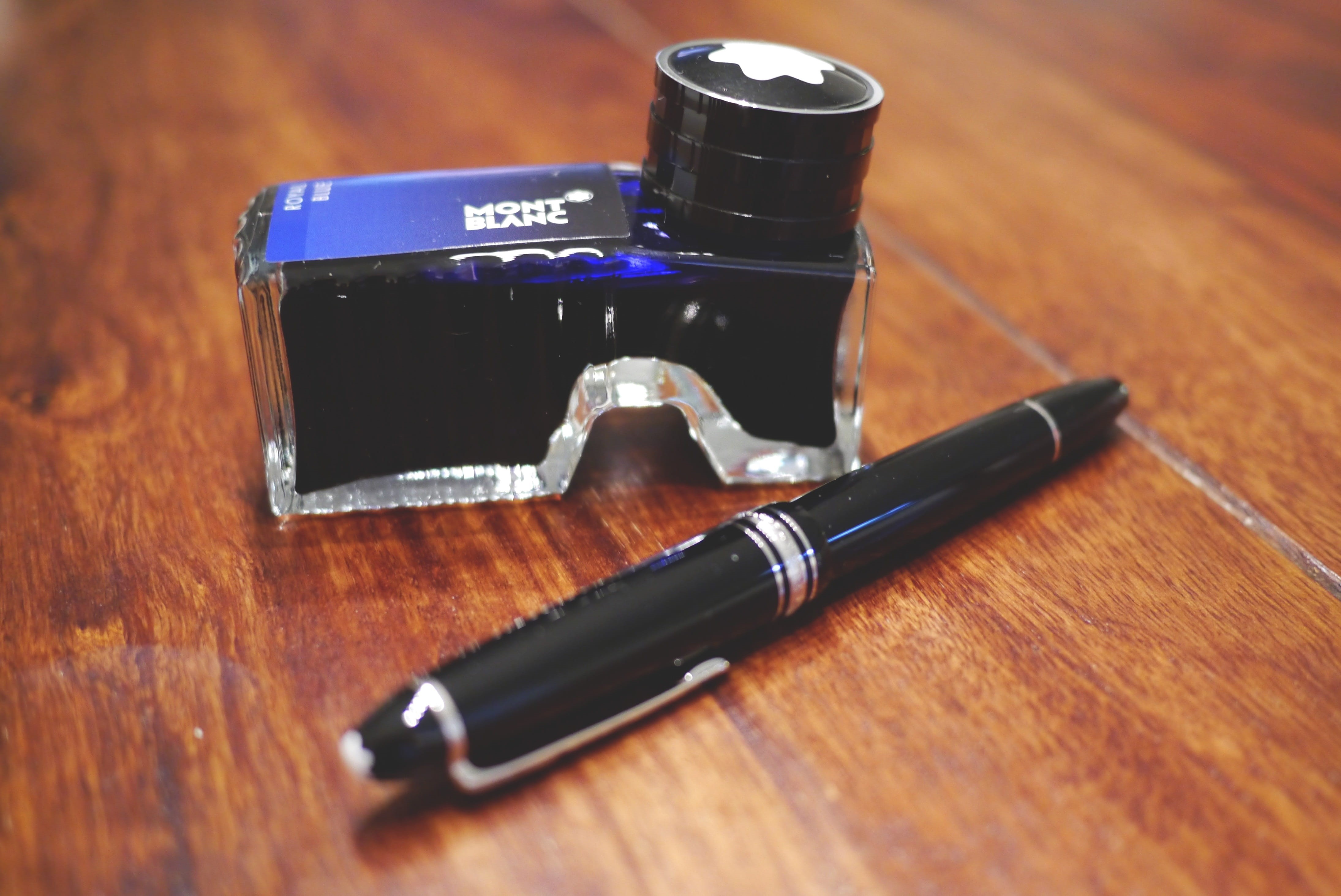 ink, razor, social issues, wood - material, gold, brown, table, le grande 146, glass bottle, mont blanc, accessories, close-up, color, weapon, expensive, HD Wallpaper