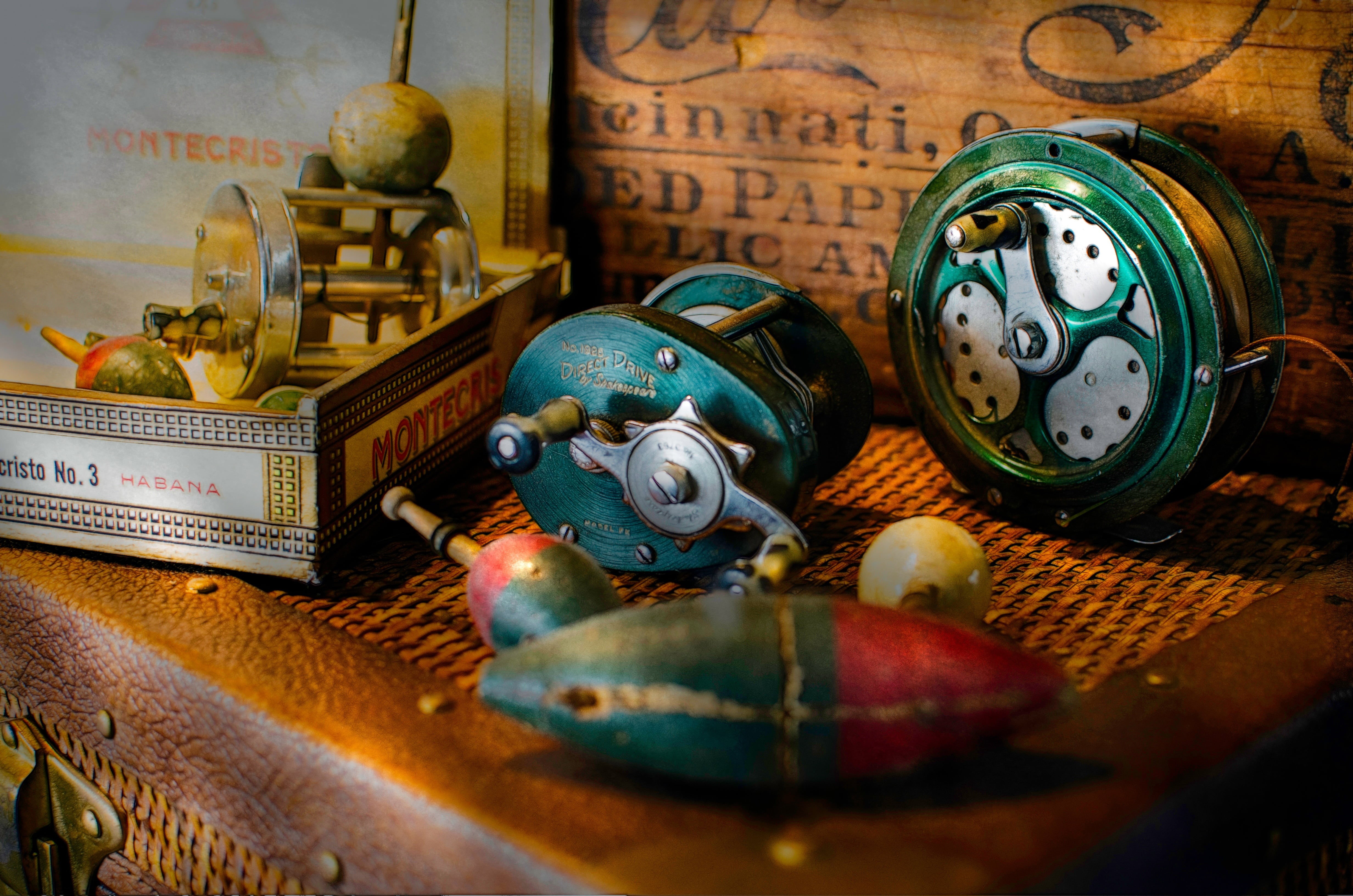 reels, selective focus, retro styled, technology, communication, old-fashioned, table, gramophone, choice, old, telephone, variation, brown, two, time, HD Wallpaper