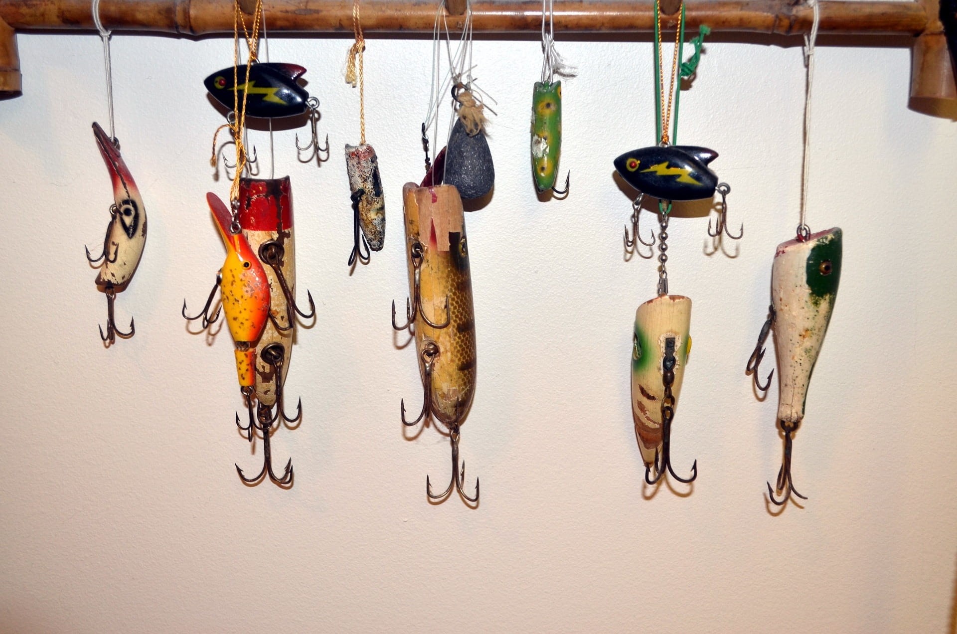 wood - material, wall - building feature, art and craft, lure, fish, Sport, indoors, hanging, variation, group of objects, no people, craft, choice, fishing, HD Wallpaper