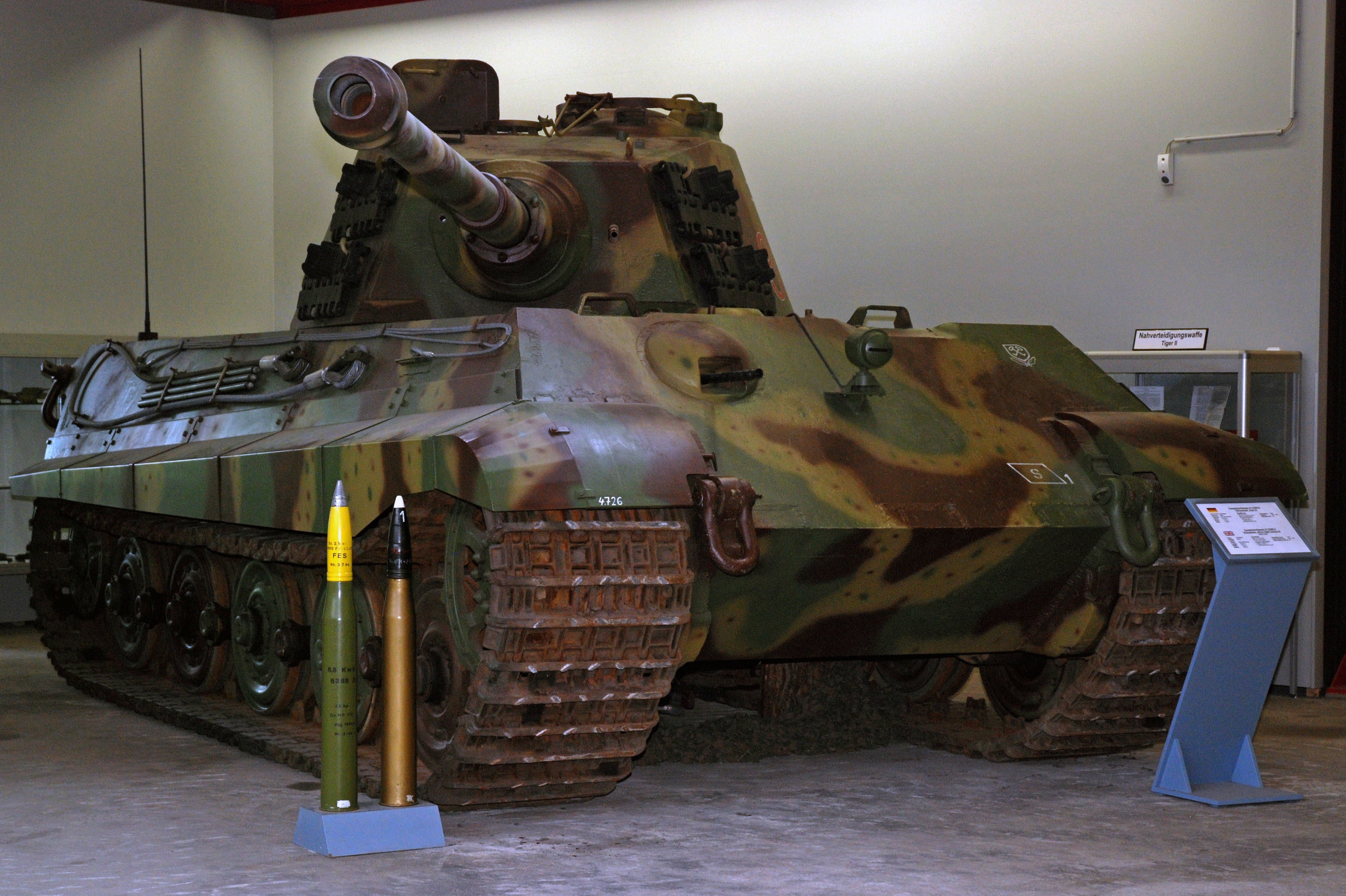 "King tiger", rusty, German heavy tank, the final period of the Second world war, weapon, machinery, no people, Munster, " Royal tiger", industry, green, HD Wallpaper