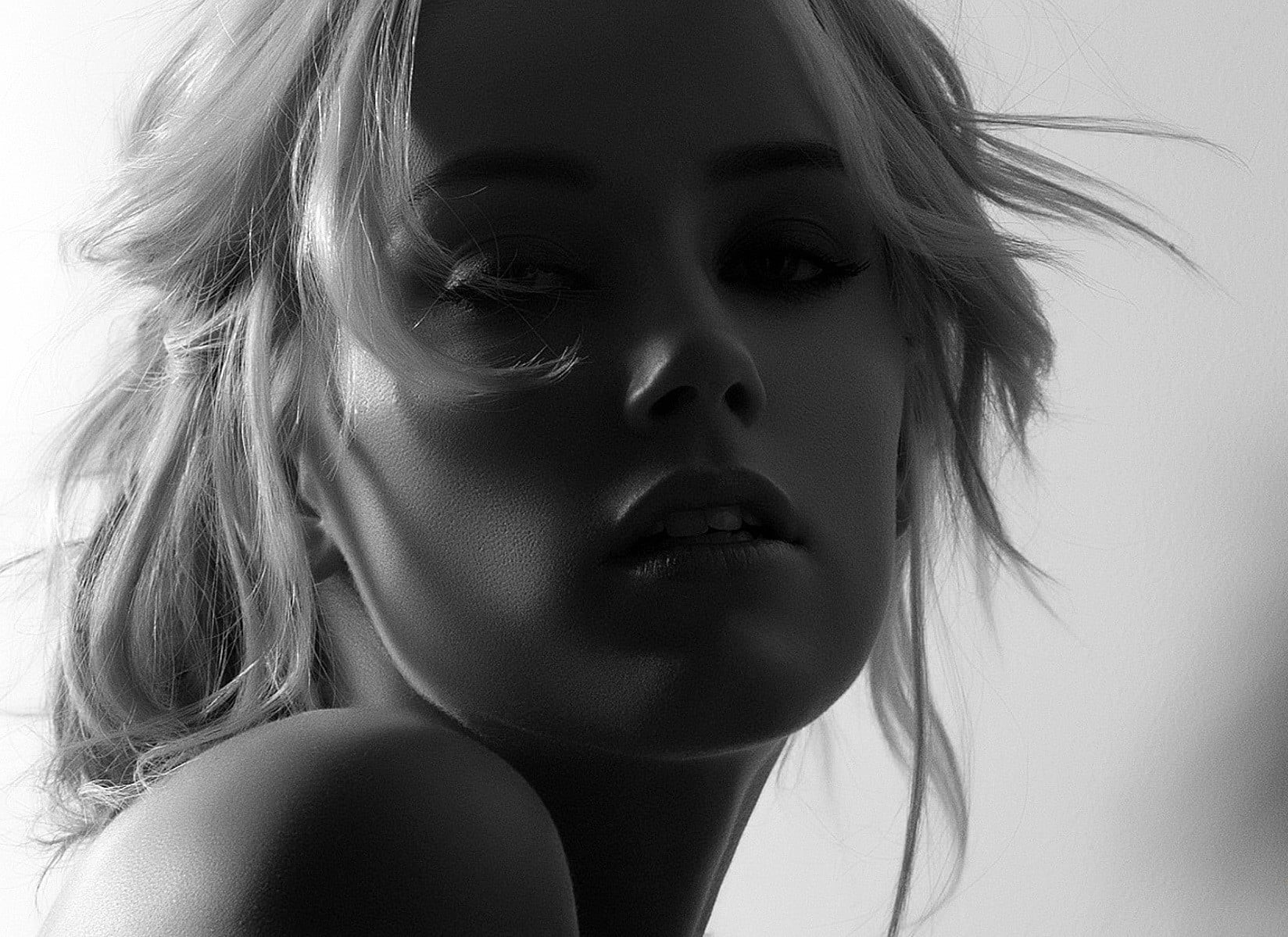 contemplation, hair, indoors, real people, beauty, hairstyle, face, front view, women, portrait, headshot, close-up, girls, 720P, Amber Heard, one person, HD Wallpaper