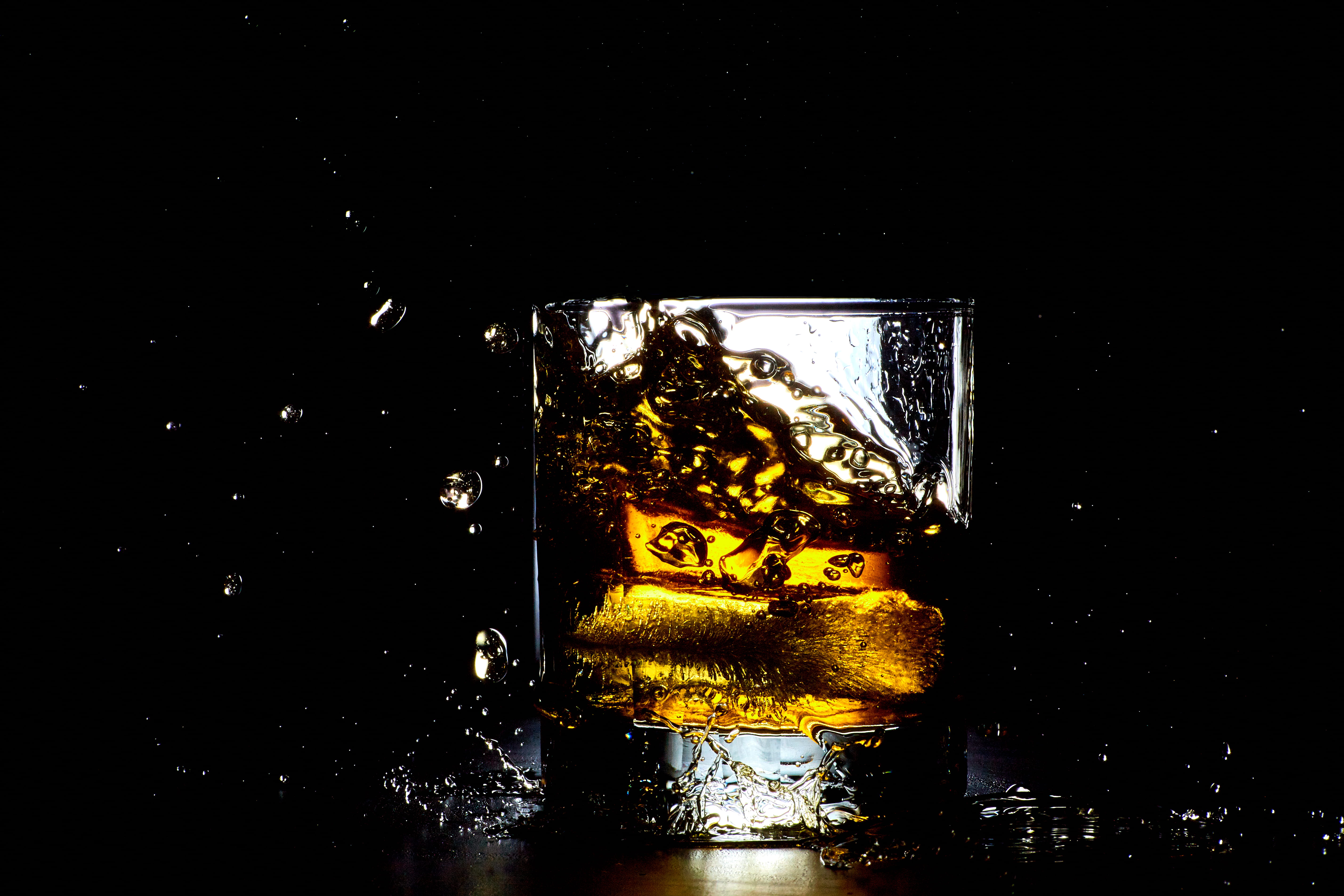 nature, refreshment, beverage, food and drink, 5K, whiskey, copy space, household equipment, beer bottle, splash, ice, whisky, drink, ice cube, splashing, HD Wallpaper