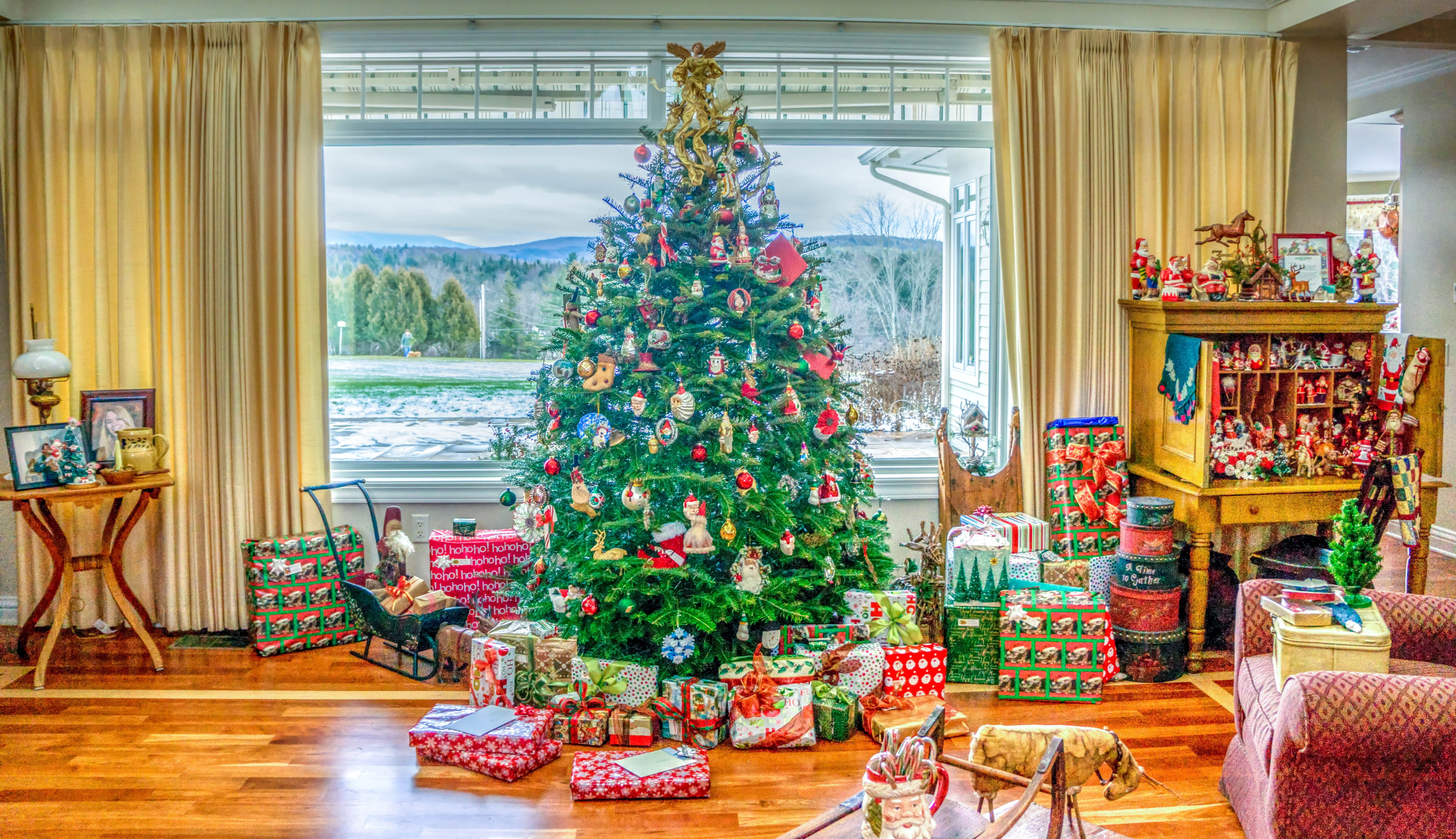 home, furniture, glass, plant, xmas, gift, gifts, wall, christmas tree, nature, 5K, holiday, house, interior, celebration, christmas, window, no people, HD Wallpaper