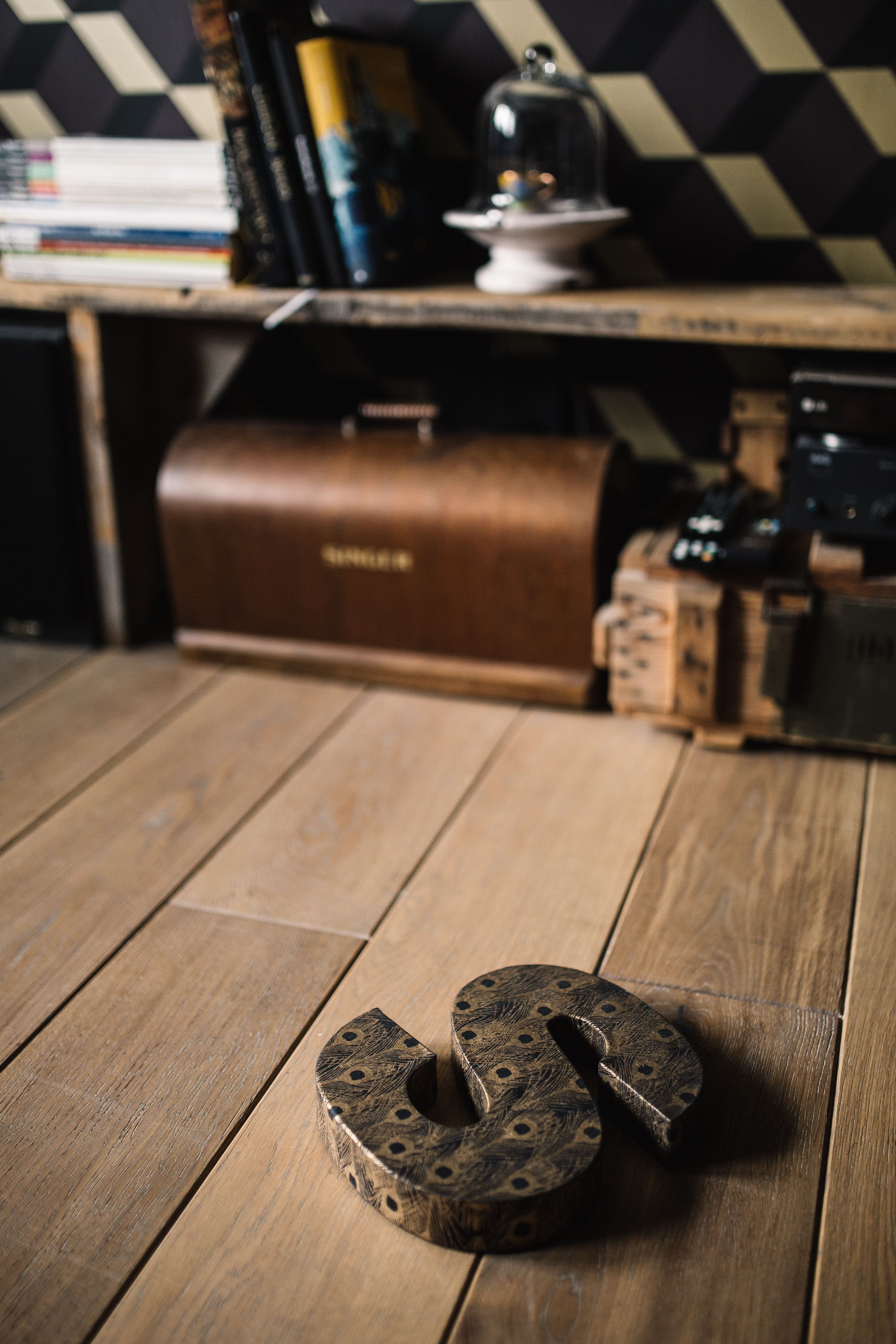 decor, wood, 4K, architecture, decorative, close-up, decorations, old, equipment, no people, s, focus on foreground, indoor, still life, absence, day, Phone HD Wallpaper