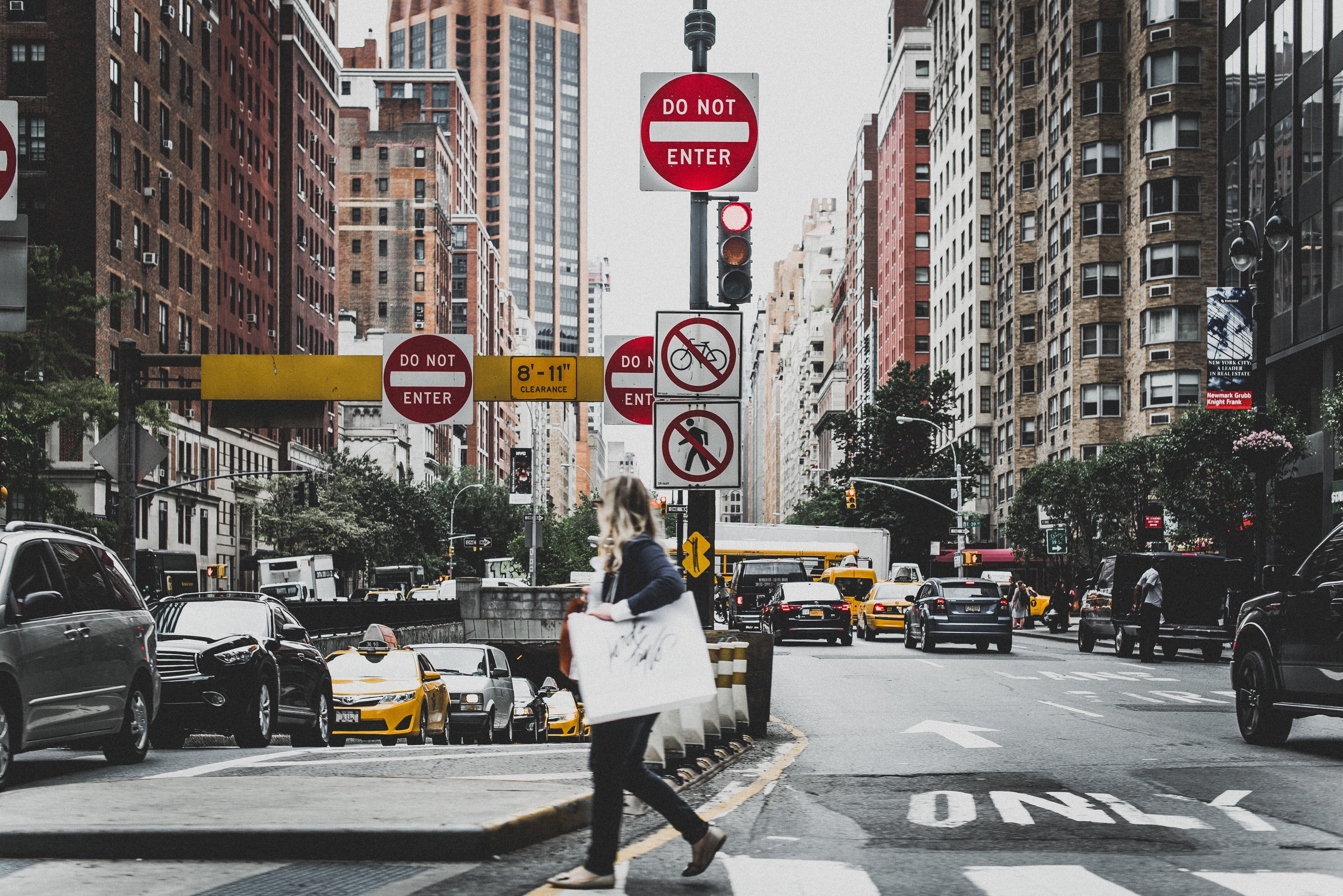 s, road sign, building, building exterior, architecture, crossing, urban, street, sign, traffic, city, mode of transportation, New York City, women, sport, HD Wallpaper