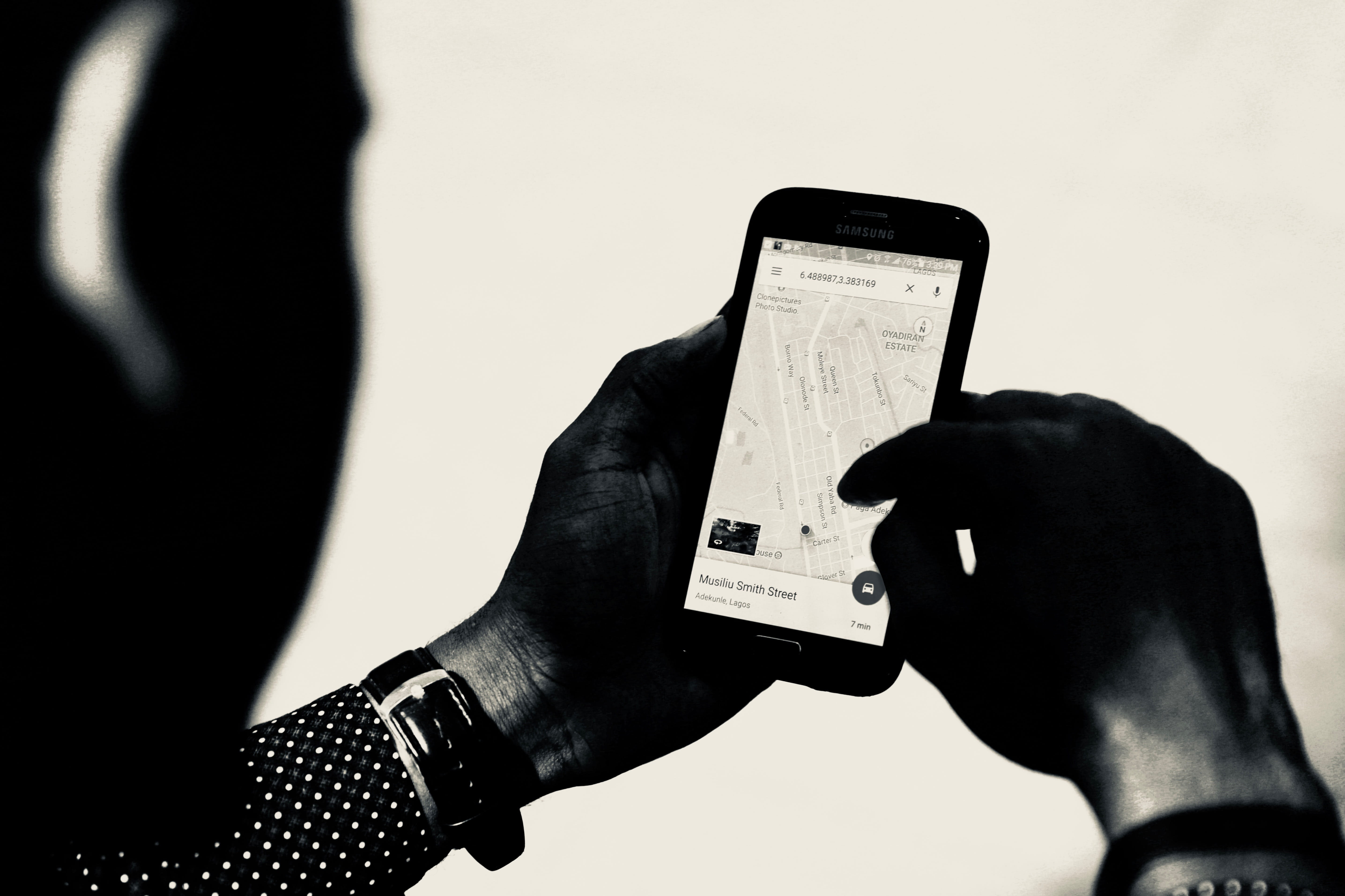 map, one Person, touch Screen, pin, smart Phone, africa, technology, samsung, internet, lagos, men, phone, people, communication, person, black and white, HD Wallpaper