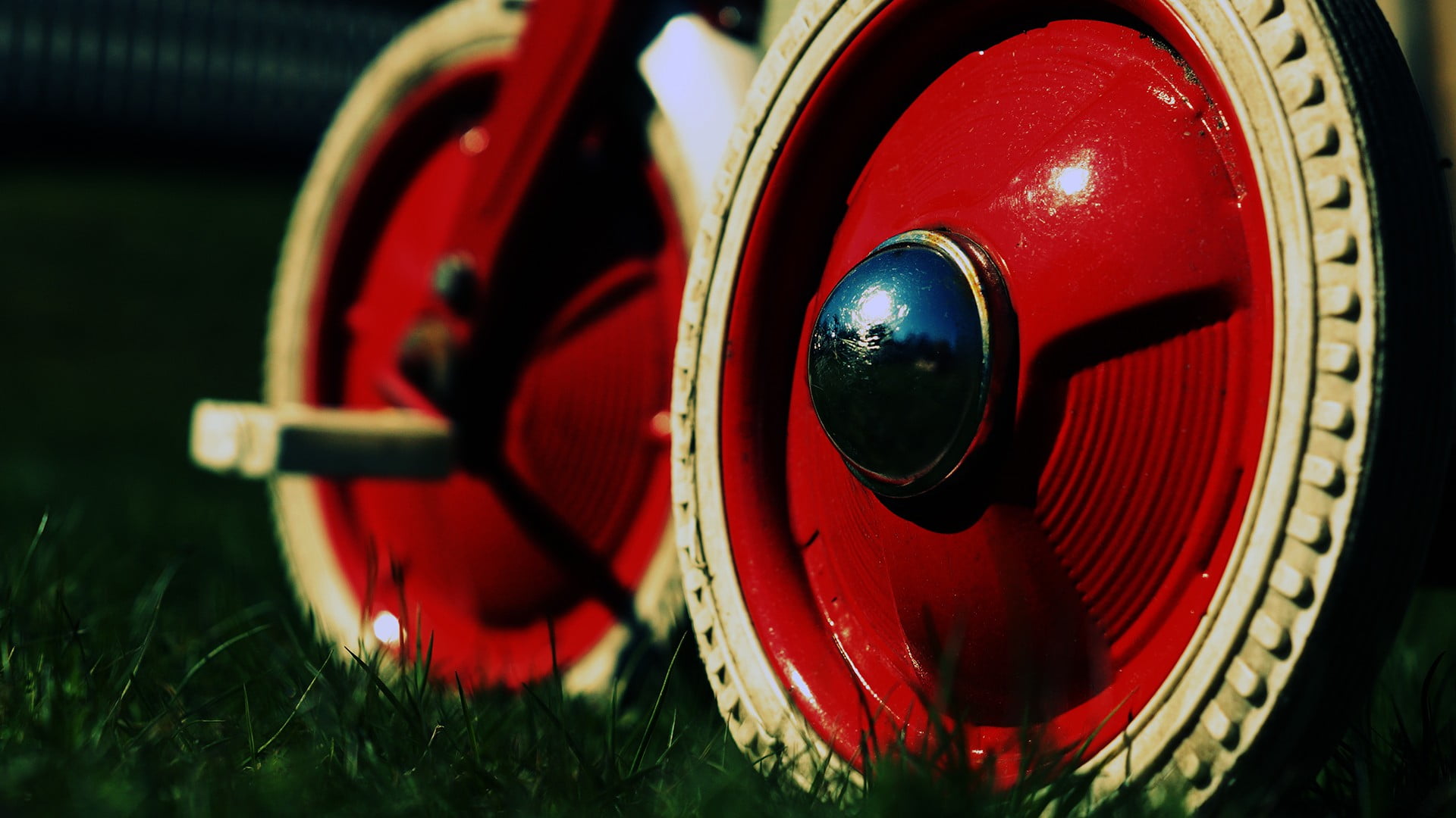 close-up, music, selective focus, toys, beige, wheels, 1080P, grass, extreme close-up, field, antique, retro styled, technology, no people, plant, trikes, HD Wallpaper