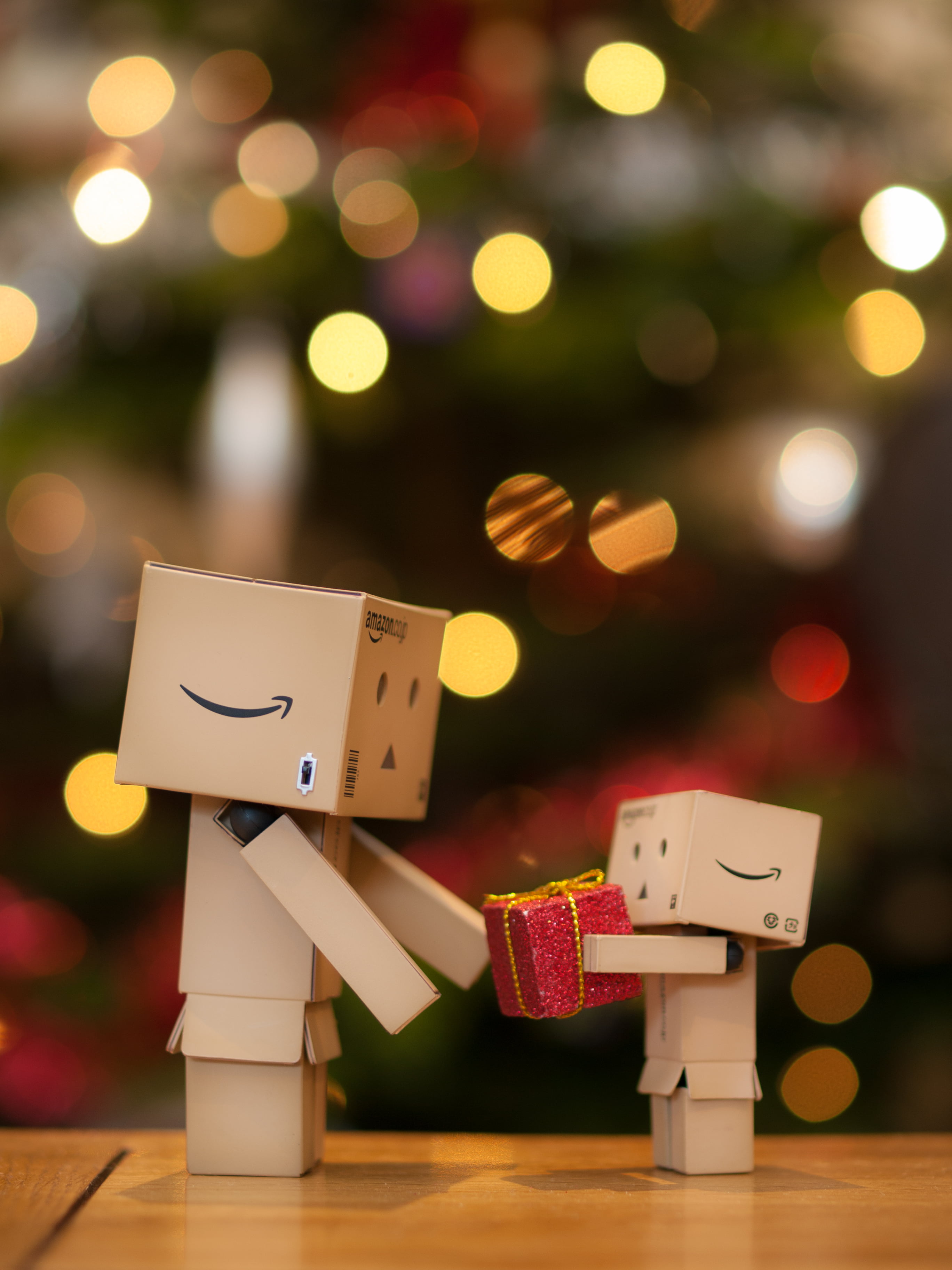 Olympus E-3, focus, christmas tree, celebration, amazon.co.jp, box - Container, Zuiko Digital, indoors, decoration, Christmas, two box, Present, Danbo, Phone HD Wallpaper