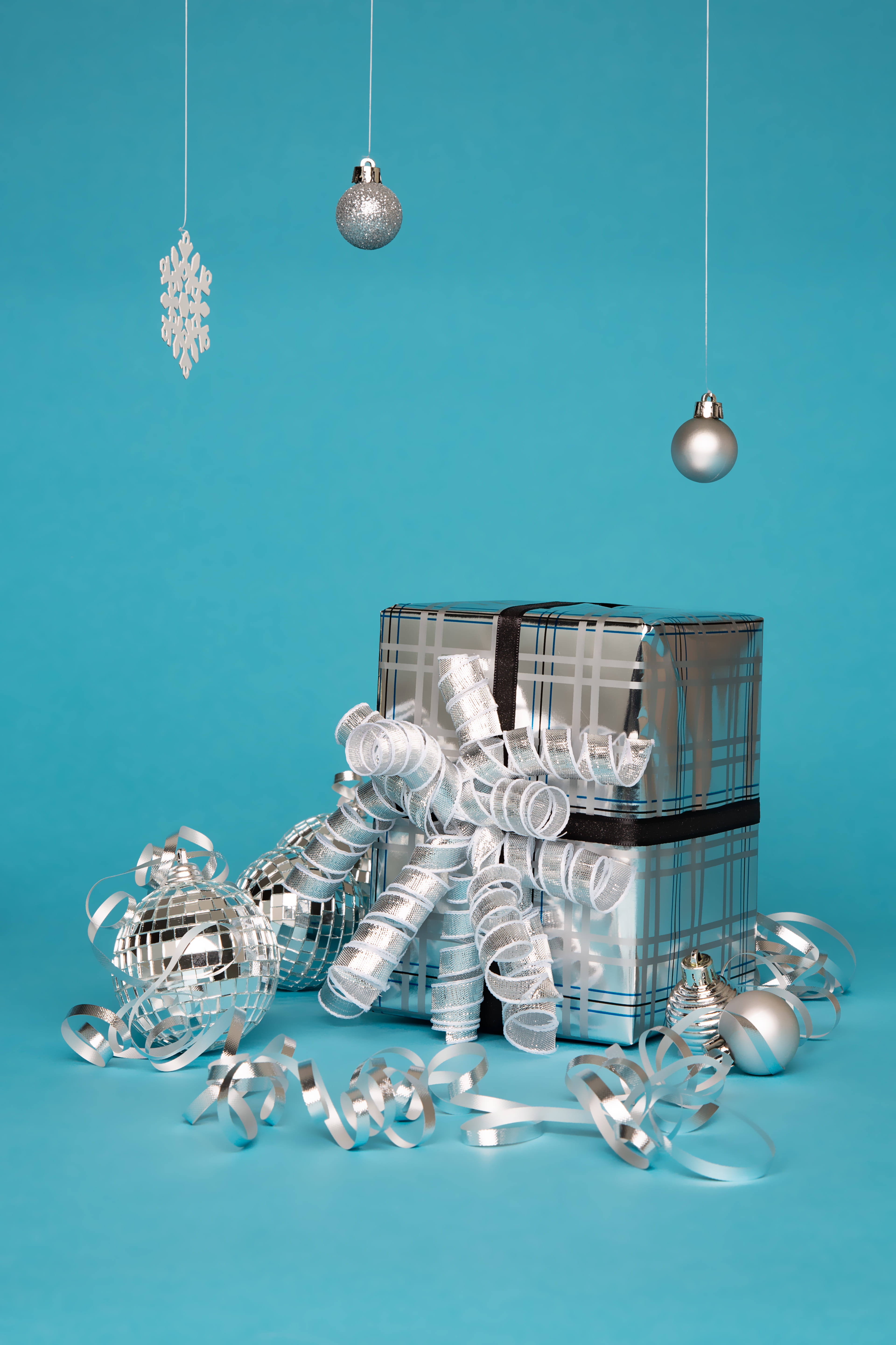 toy, reflection, 5K, glisten, disjunct, gray, turquoise colored, christmas balls, glass - material, luxury, silver colored, indoors, insubstantial, holiday, Phone HD Wallpaper