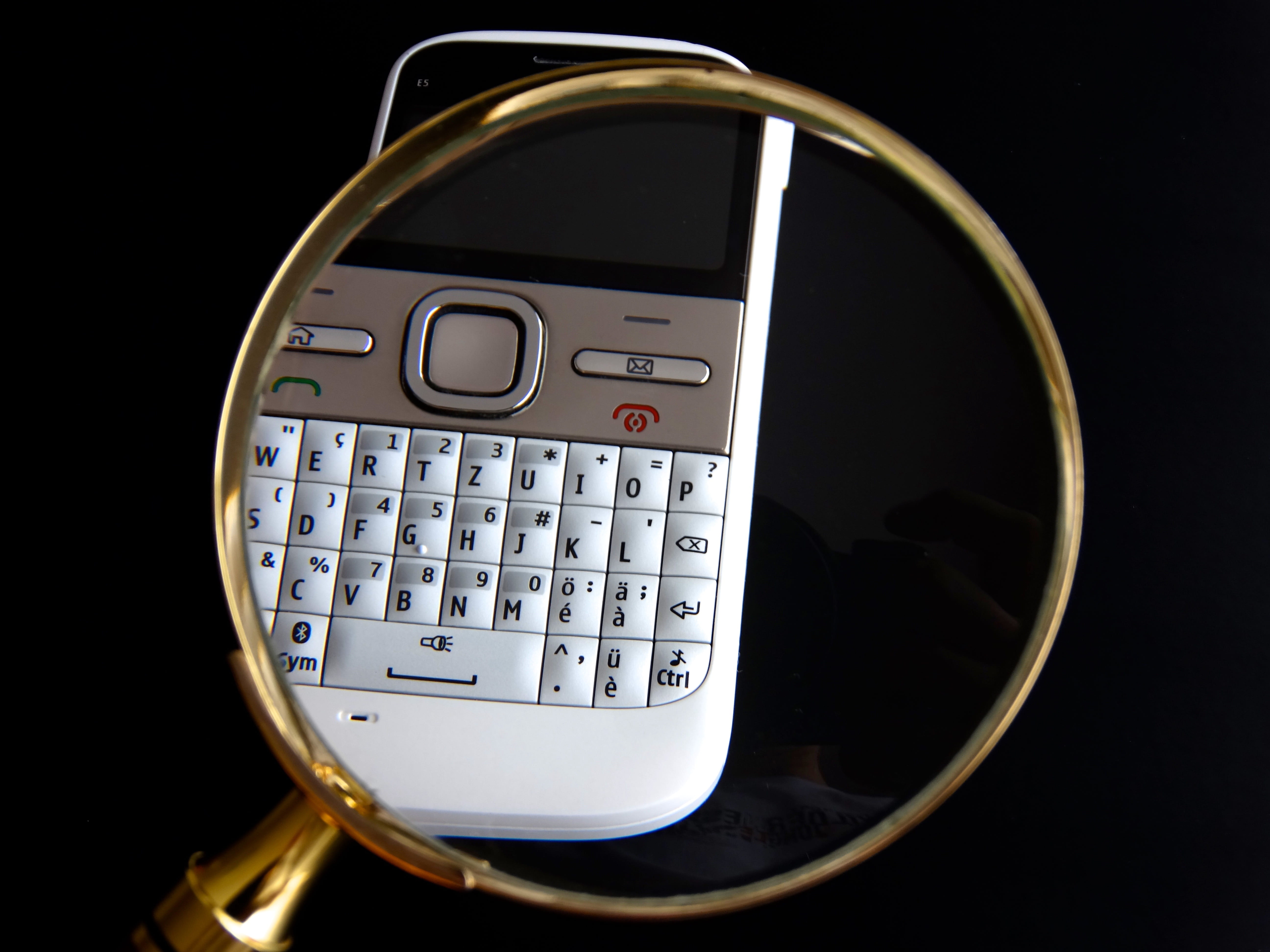wireless technology, technology, studio shot, phone, surface, to find, 5K, single object, natel, data search, electrical equipment, mobile, keypad, still life, HD Wallpaper