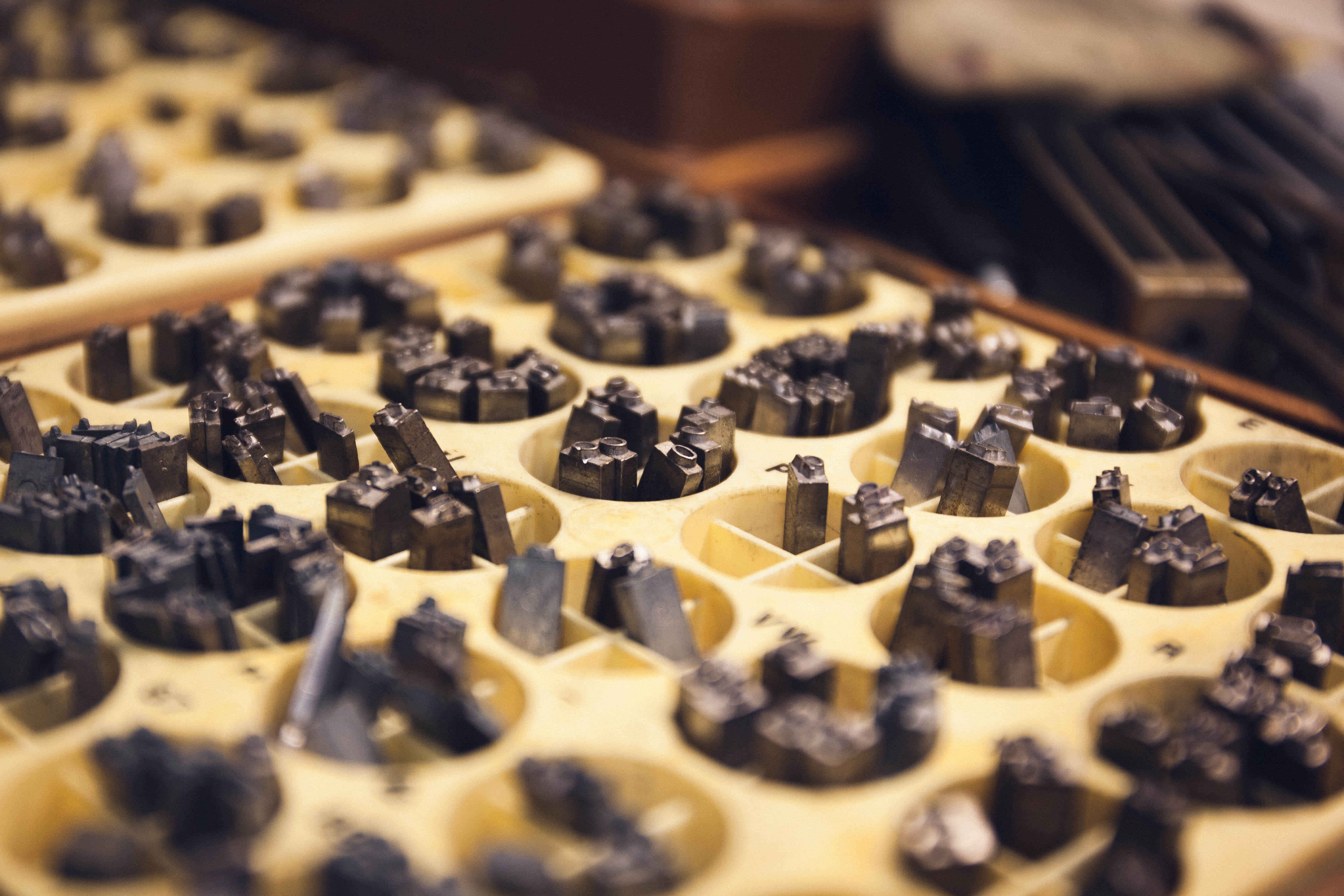 fresh, sweet food, no people, baked, kingsley, sweet, chocolate, indulgence, gray, tool, freshness, vintage, dessert, temptation, raisin, press, food and drink, HD Wallpaper
