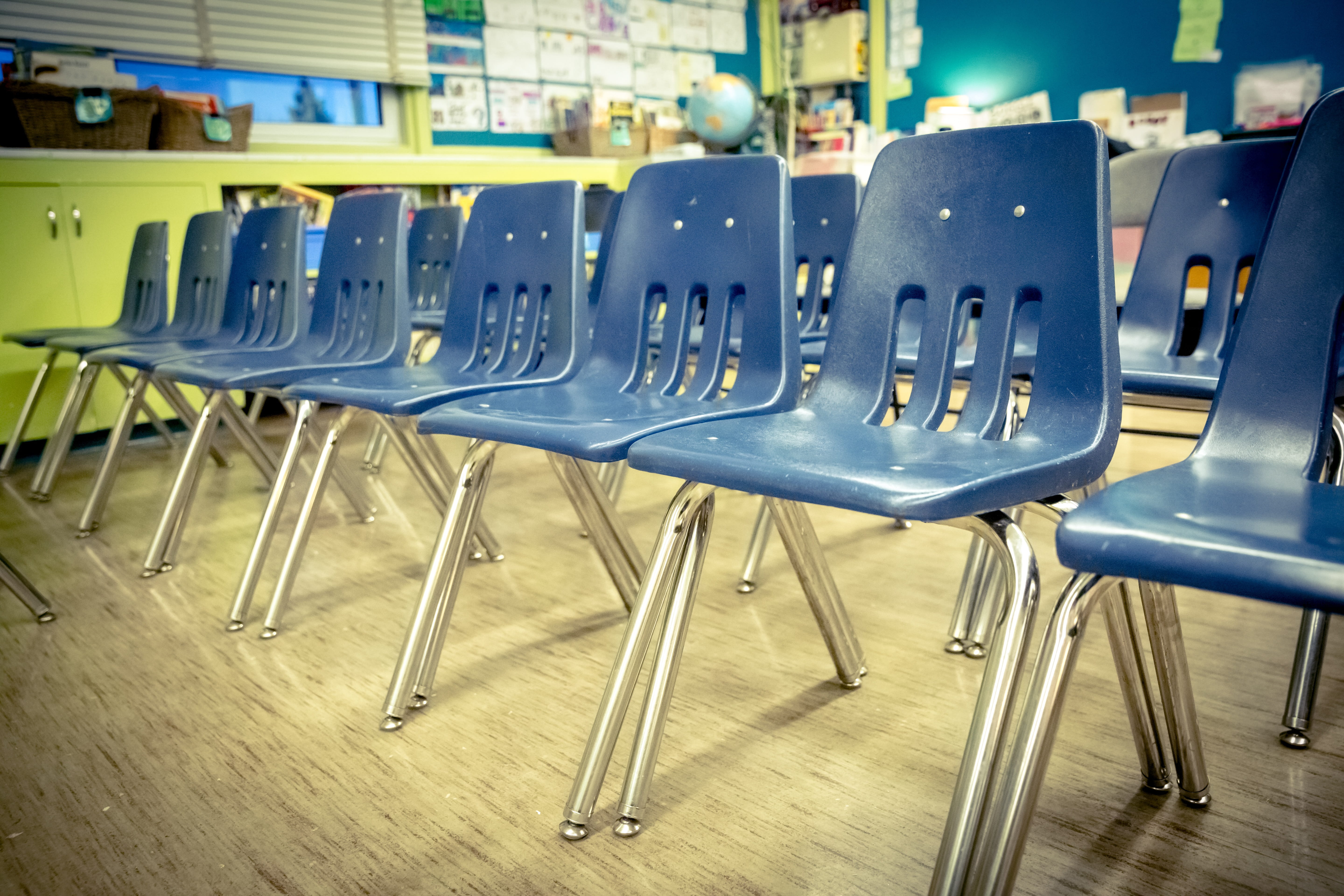 arrangement, primary, performance, empty, large group of objects, armless, chair, absence, side by side, lesson, chairs, classroom, order, seat, row of chairs, HD Wallpaper