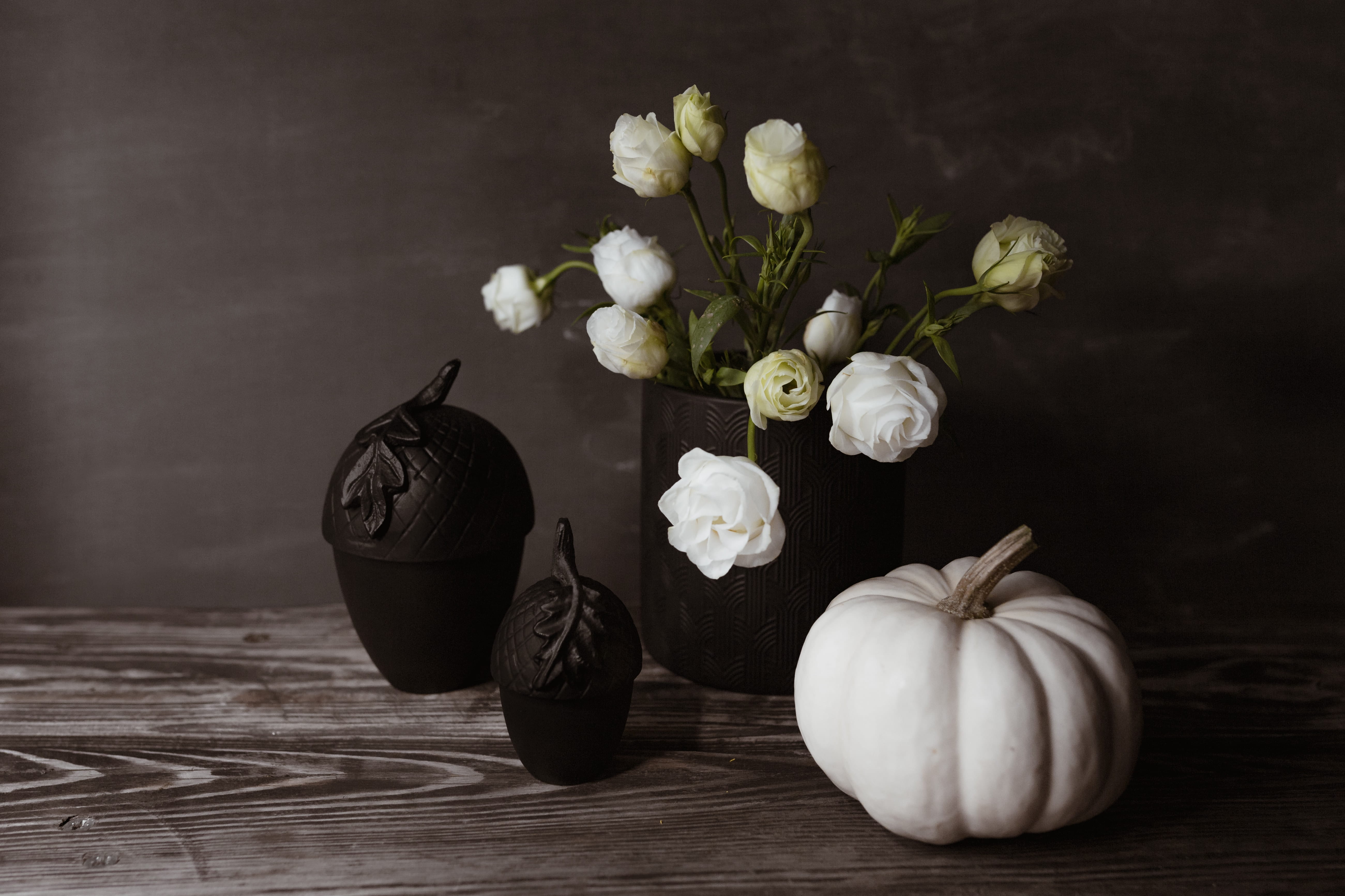 vegetable, no people, home, halloween, decorations, flowers, plant, freshness, garlic bulb, wellbeing, flower, white pumpkin, herb, table, healthy eating, HD Wallpaper