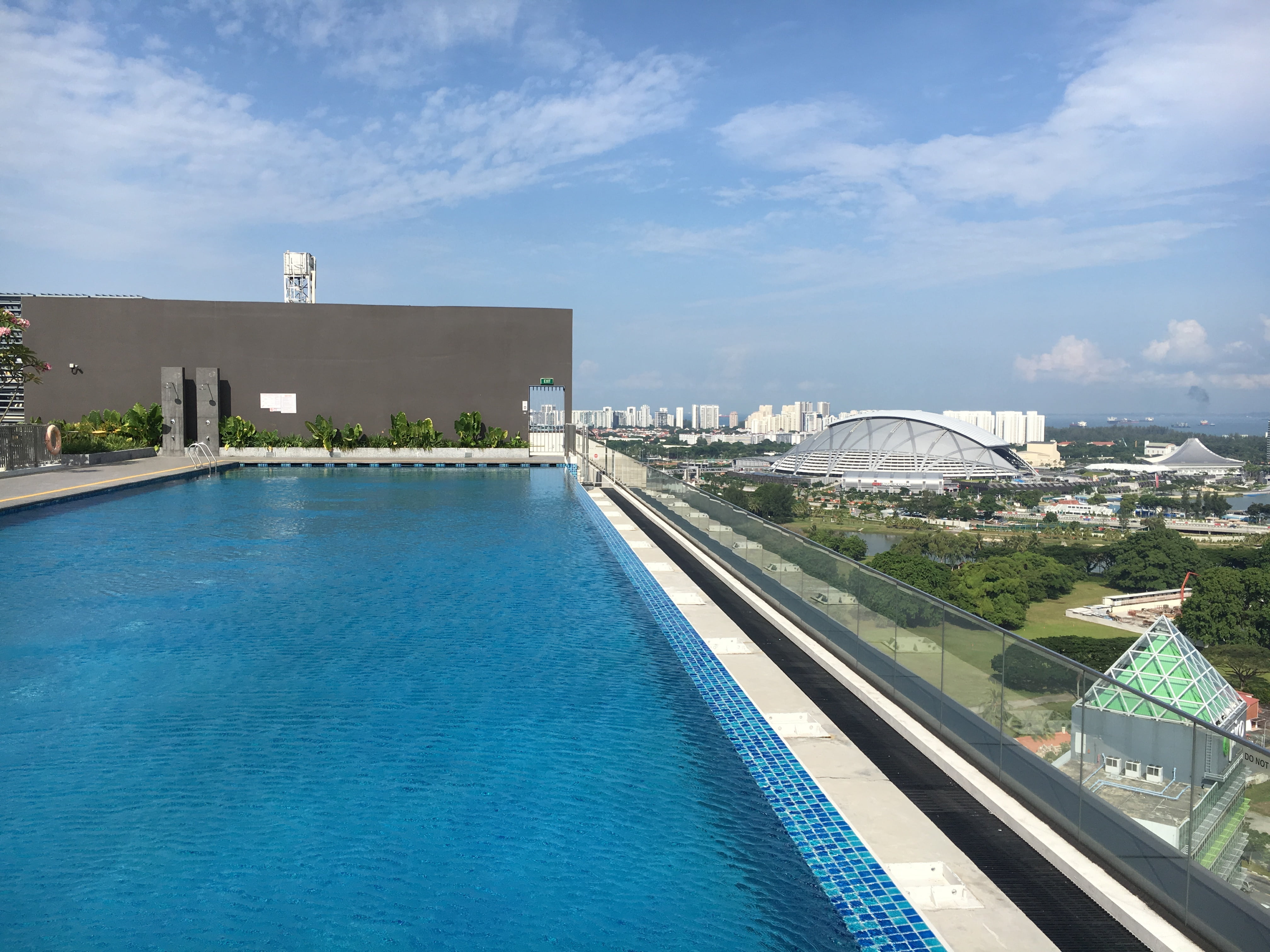 outdoors, built structure, city, architecture, no people, tree, waterfront, blue, swimming pool, singapore, sky, 4K, pool, reflection, sunlight, transparent, HD Wallpaper