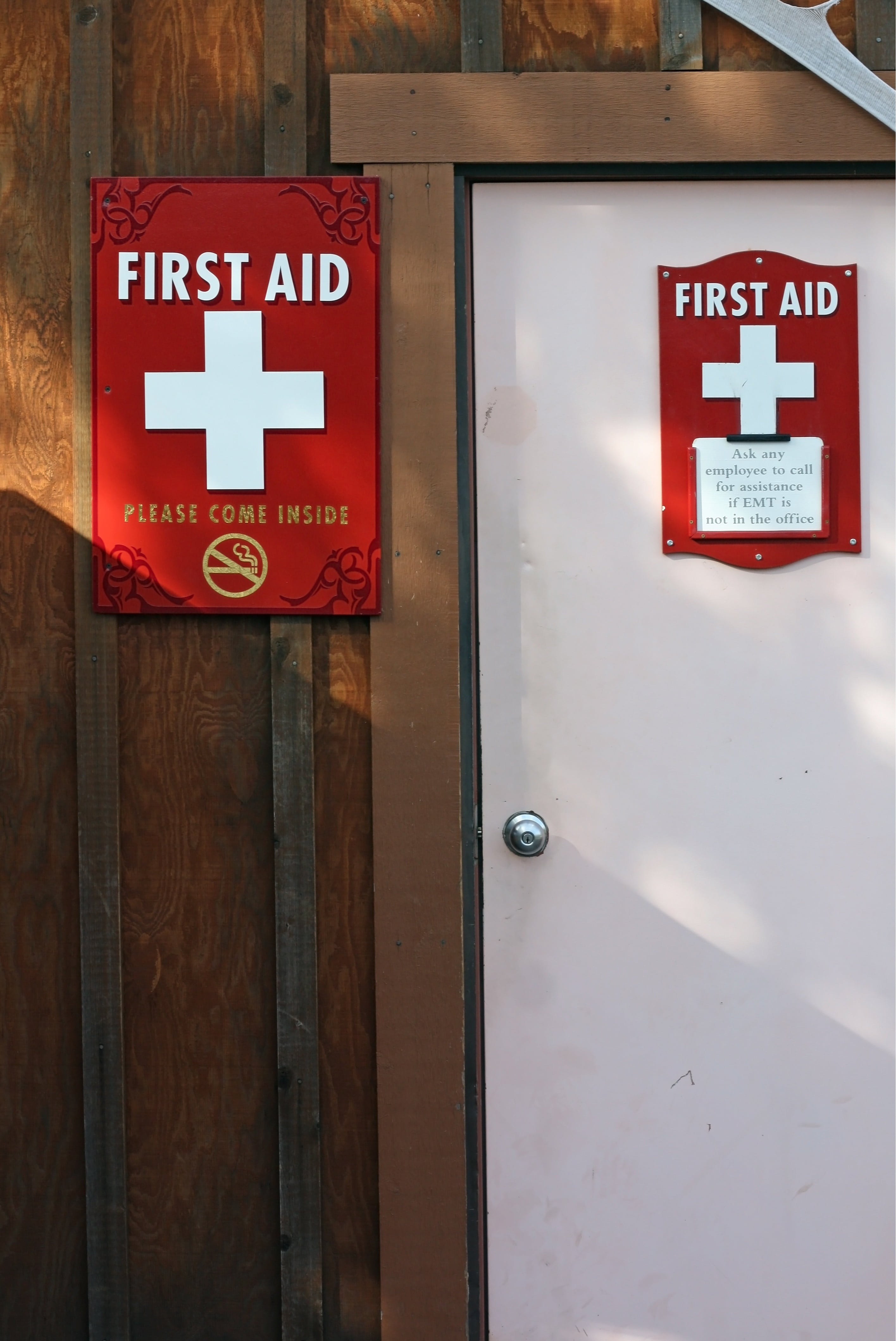 medical, outdoors, script, door, accidents and disasters, warning sign, sign, information sign, injury, signage, icon, health, emergency, day, western script, Phone HD Wallpaper