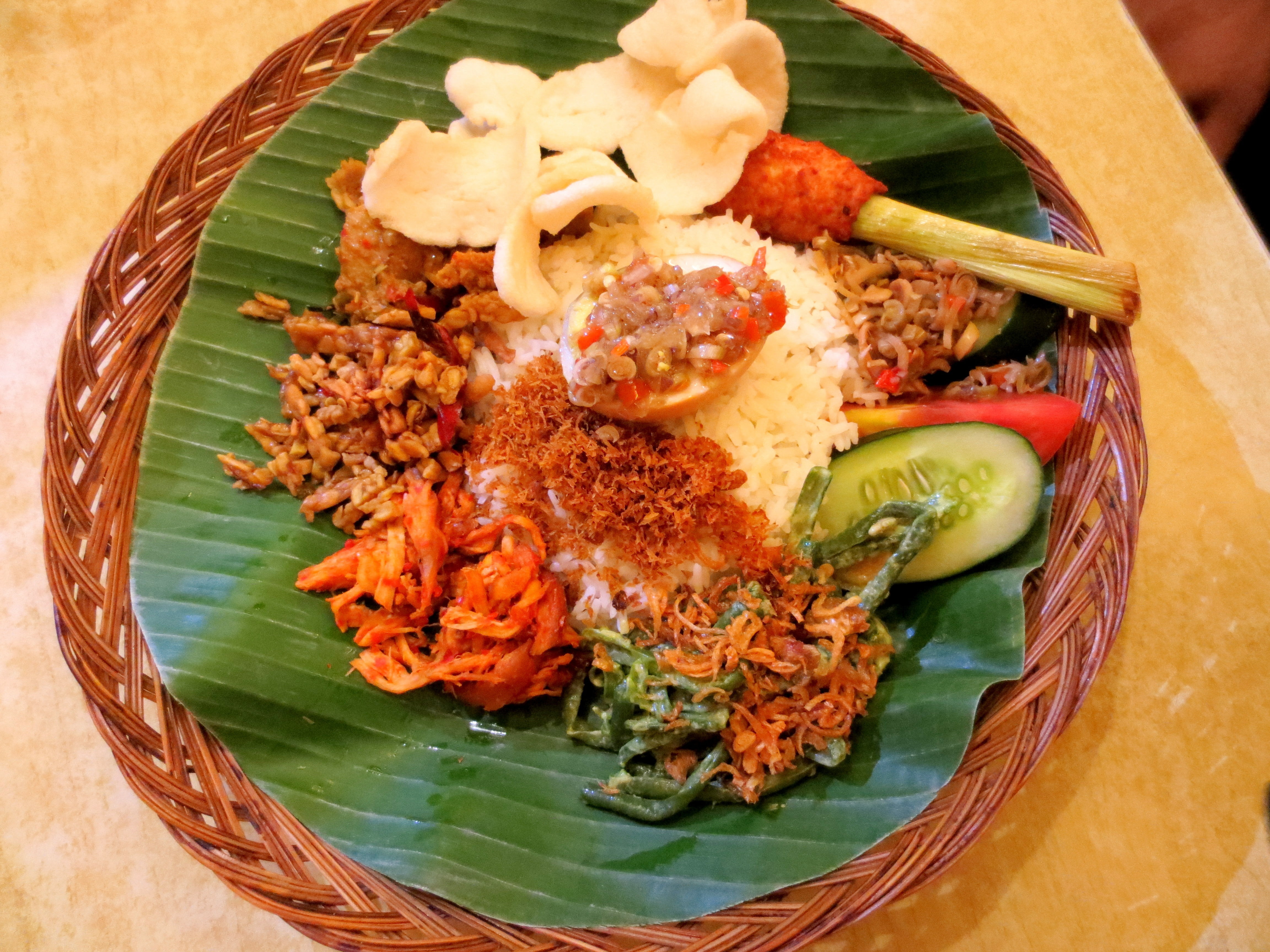 4K, temptation, place mat, plate, dish, table, banana leaf, vegetable, asian food, seafood, cucumber, garnish, freshness, food and drink, indonesian cuisine, HD Wallpaper