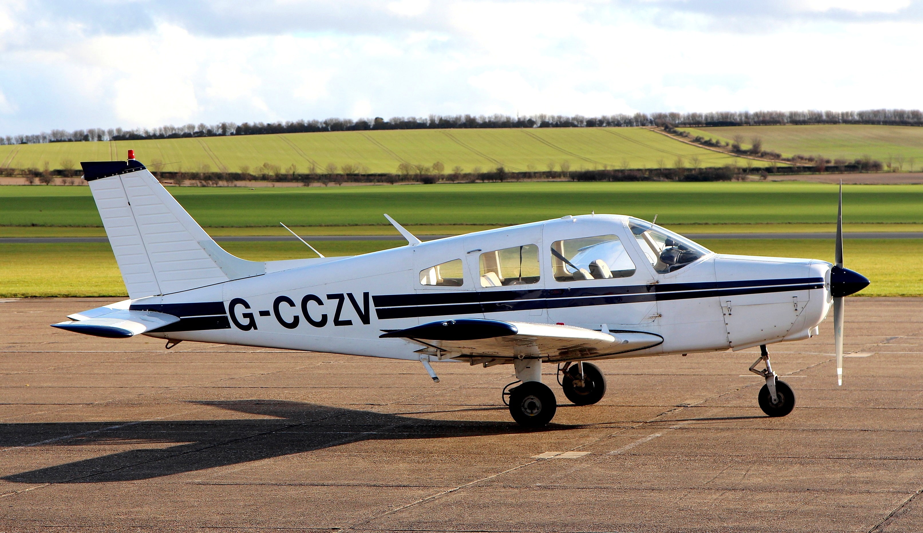 quadruple, Piper PA-28 Cherokee, " Piper PA-28 Cherokee", light, 2K, aircraft with low wing and tricycle fixed landing gear, metal, HD Wallpaper