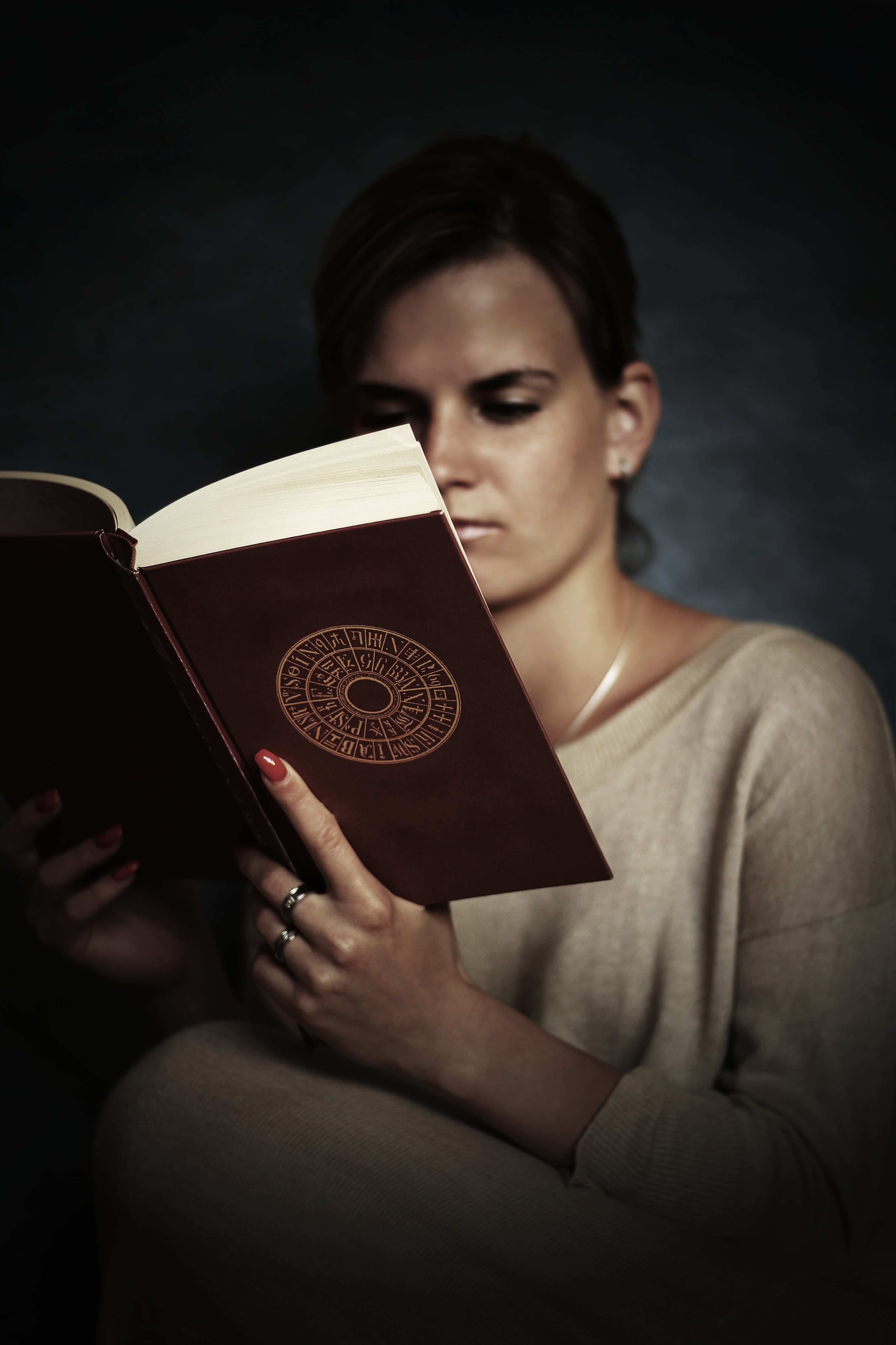 adult, caucasian, 5K, college, reading, young, publication, studio shot, lifestyles, students, nice, young Women, school, tired of the, waist up, teen, Phone HD Wallpaper