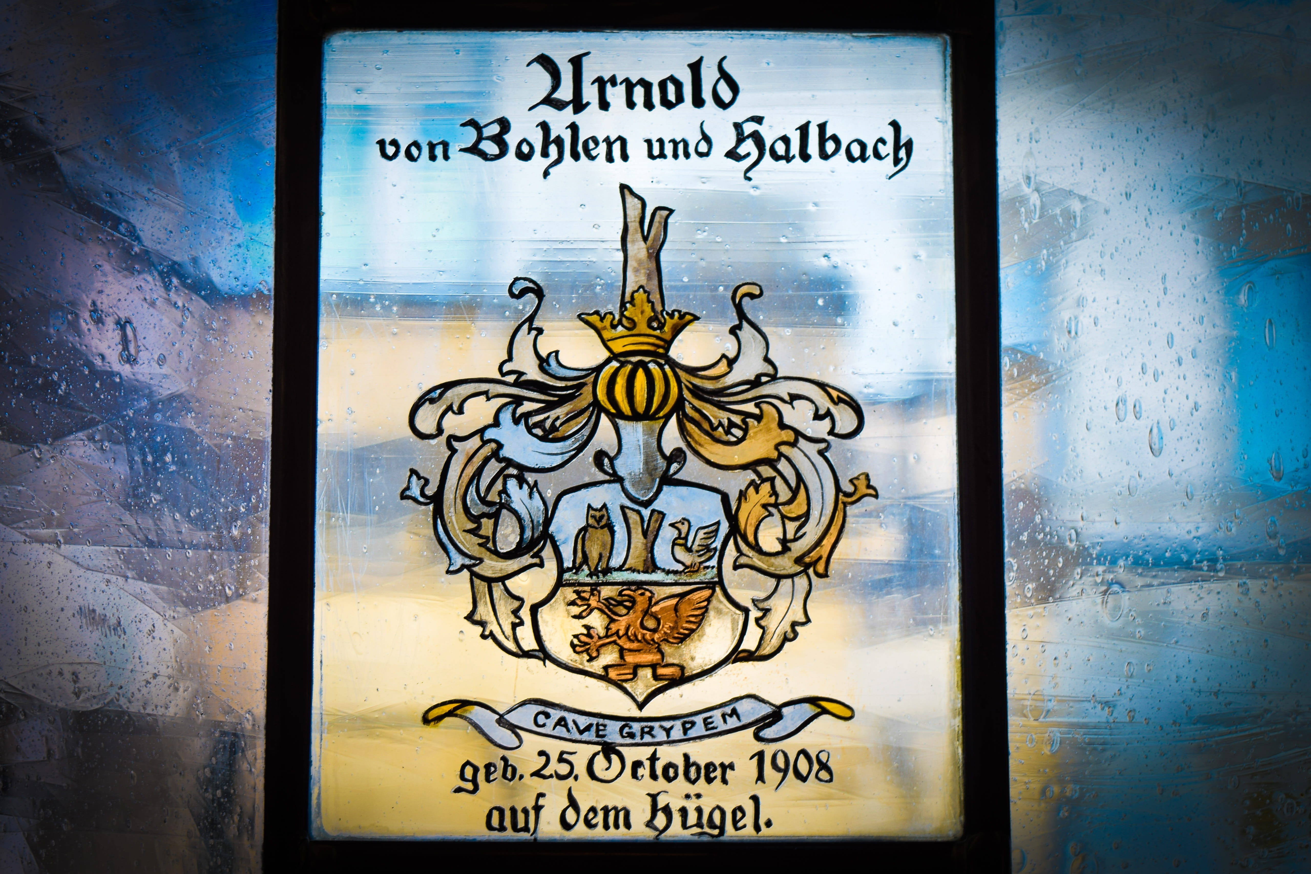 text, 4K, design, suspect, wall - building feature, bullseye, art and craft, representation, leaded glass, creativity, coat of arms, metal, message, glass - material, HD Wallpaper