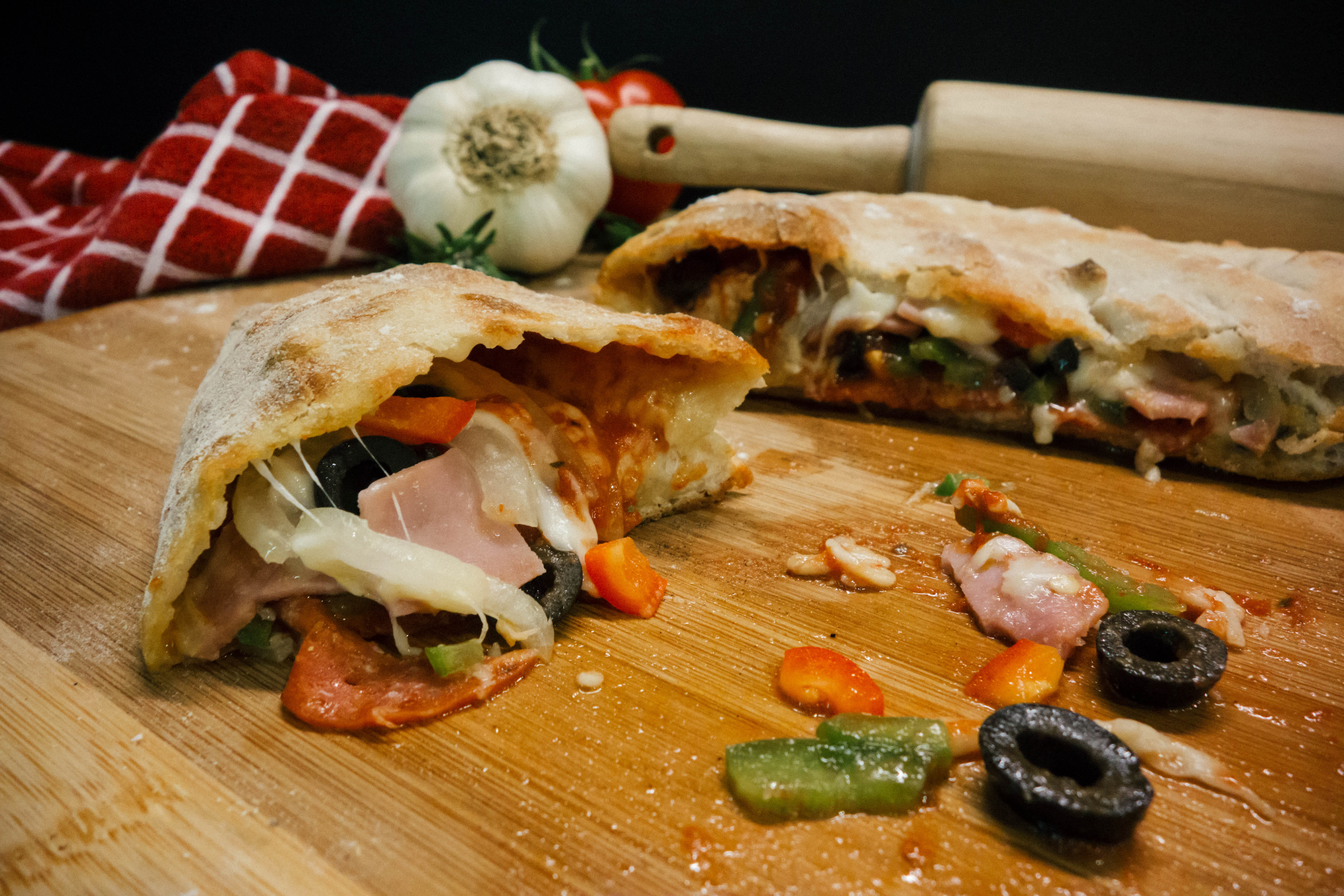 close-up, baked, vegetable, bread, wooden board, meal, freshness, clove, snack, food and drink, hot, pork, cooked, dough, seafood, garlic, mozzarella, ham, HD Wallpaper