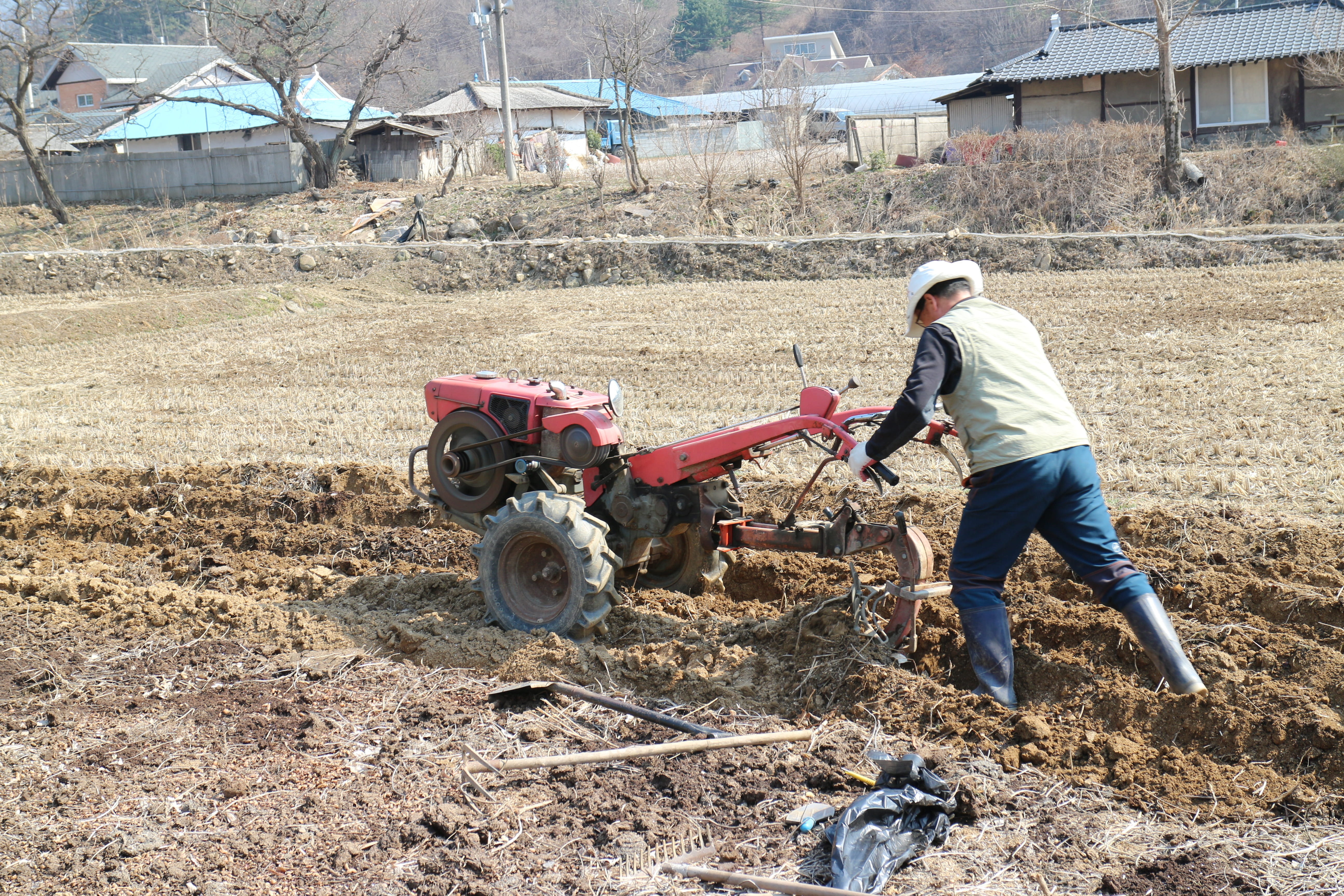 transportation, rural scene, working, land, machinery, dirt, mode of transportation, mud, nature, farming, full length, built structure, men, real people, HD Wallpaper