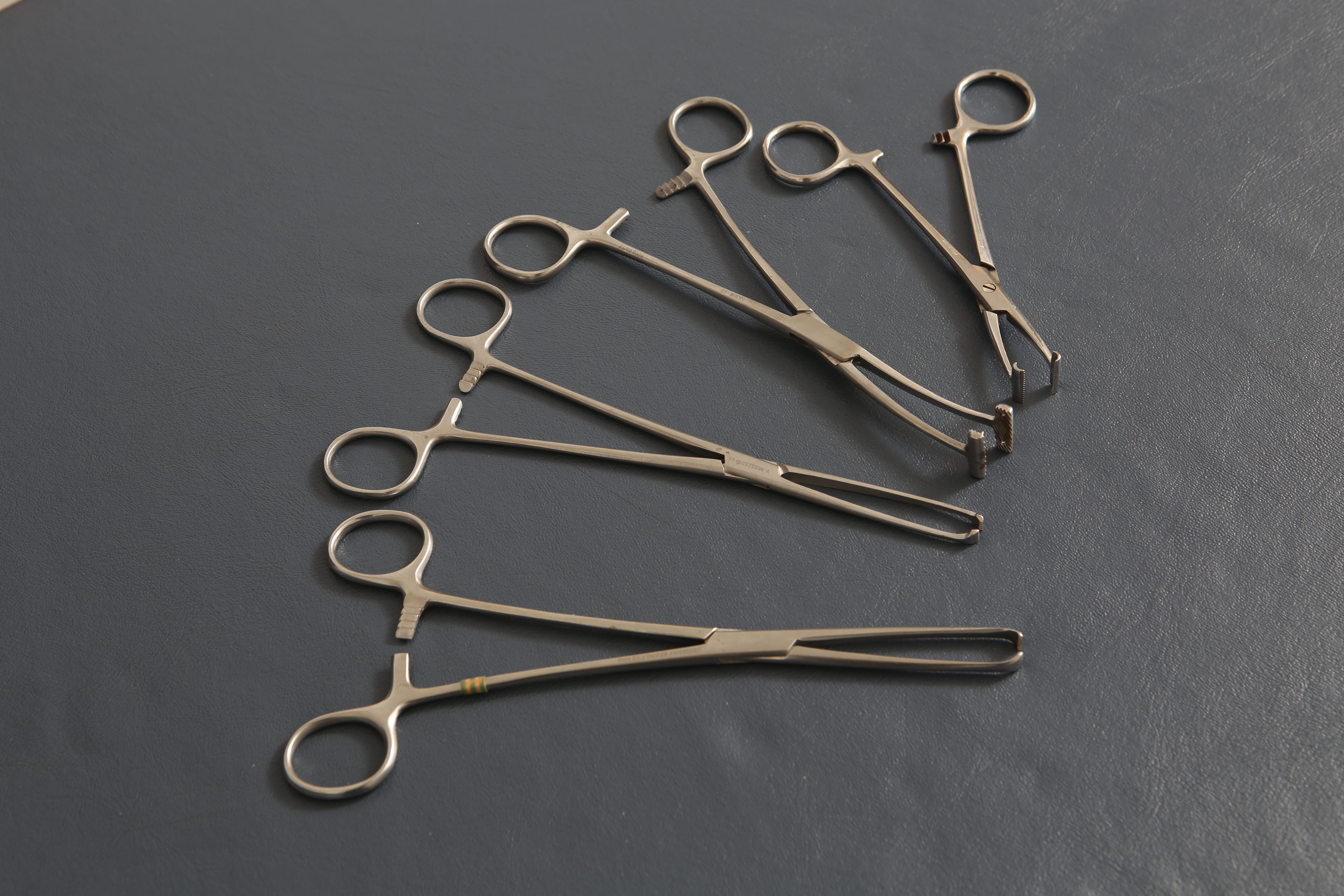 indoors, care, clamp, medium group of objects, surgery, group of objects, no people, medical equipment, steel, healthcare and medicine, simplicity, scissors, HD Wallpaper