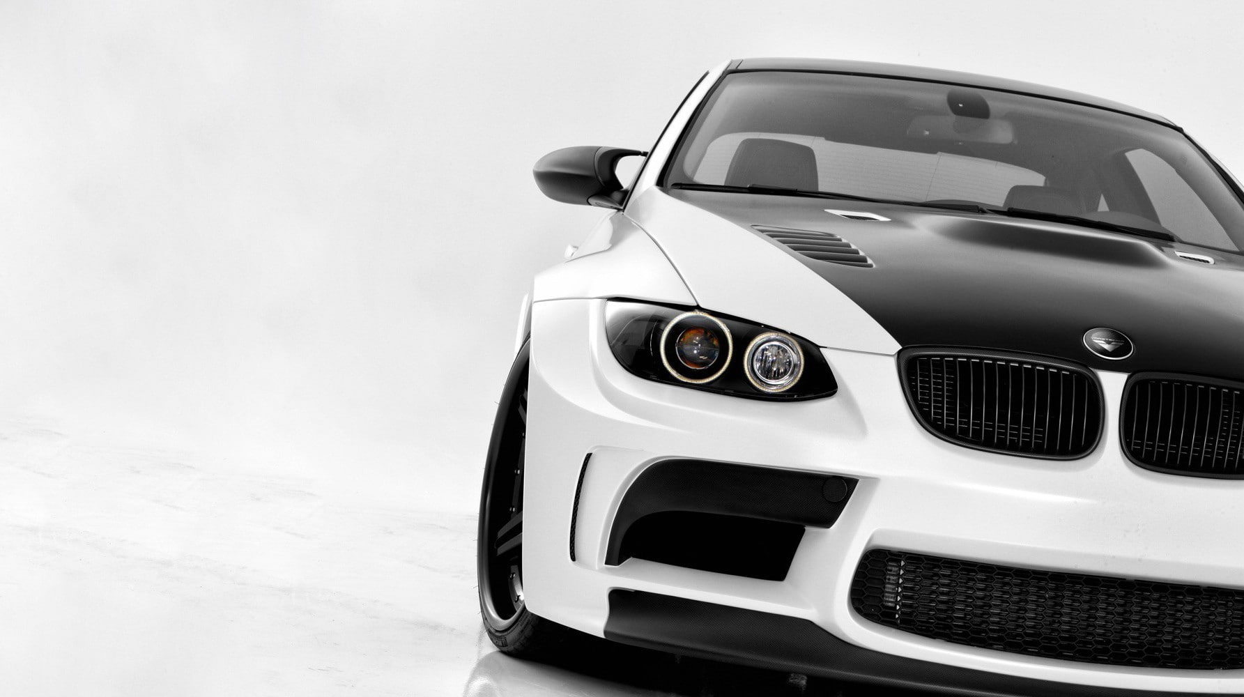 luxury, BMW E92 M3, city, no people, chrome, metal, outdoors, retro styled, motor vehicle, metal grate, white color, grid, day, headlight, front view, transportation, HD Wallpaper