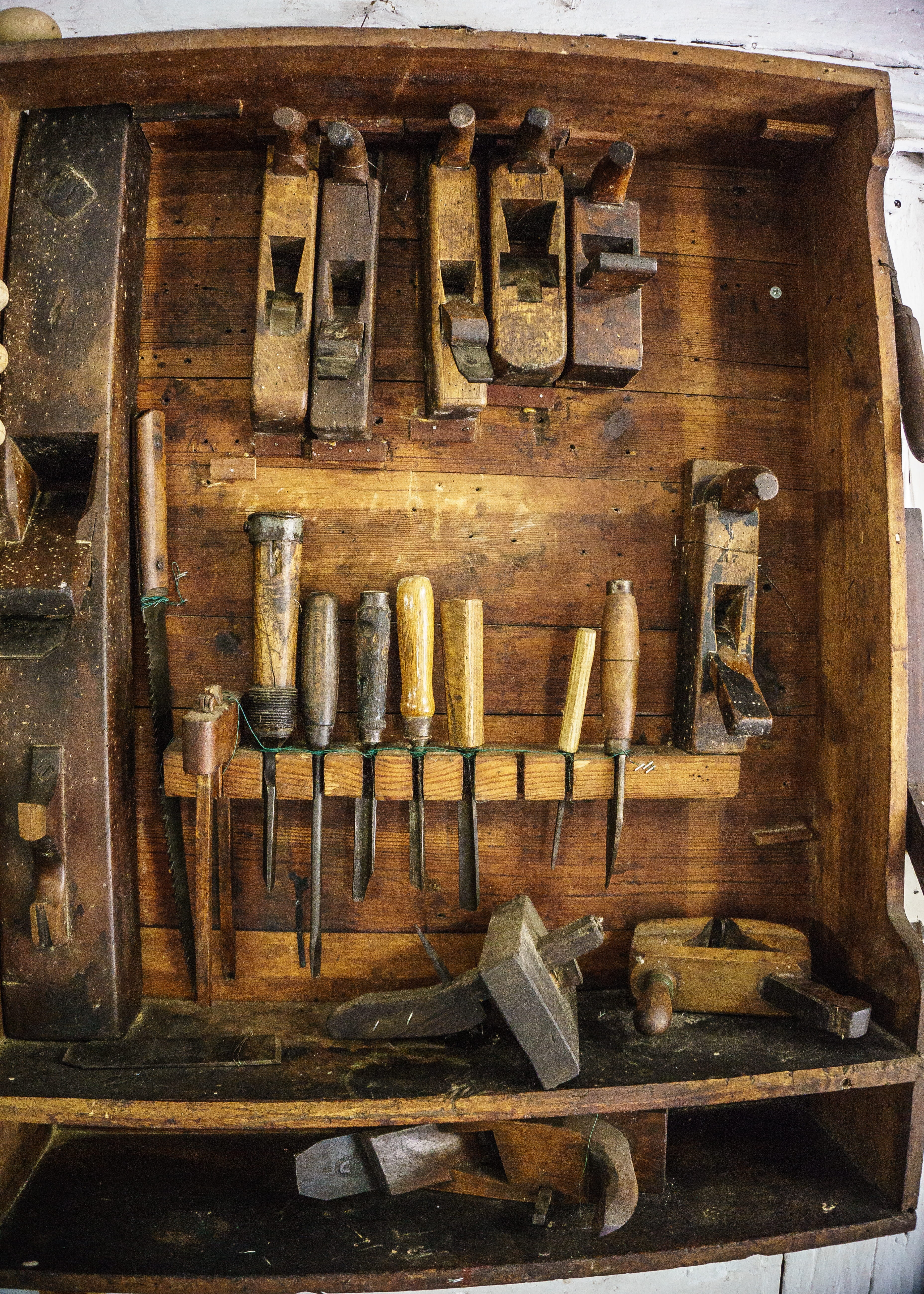 5K, large group of objects, still life, indoors, wood - material, art and craft, antique, workshop, chisels, work tool, planer, wood, woodworking, equipment, Phone HD Wallpaper