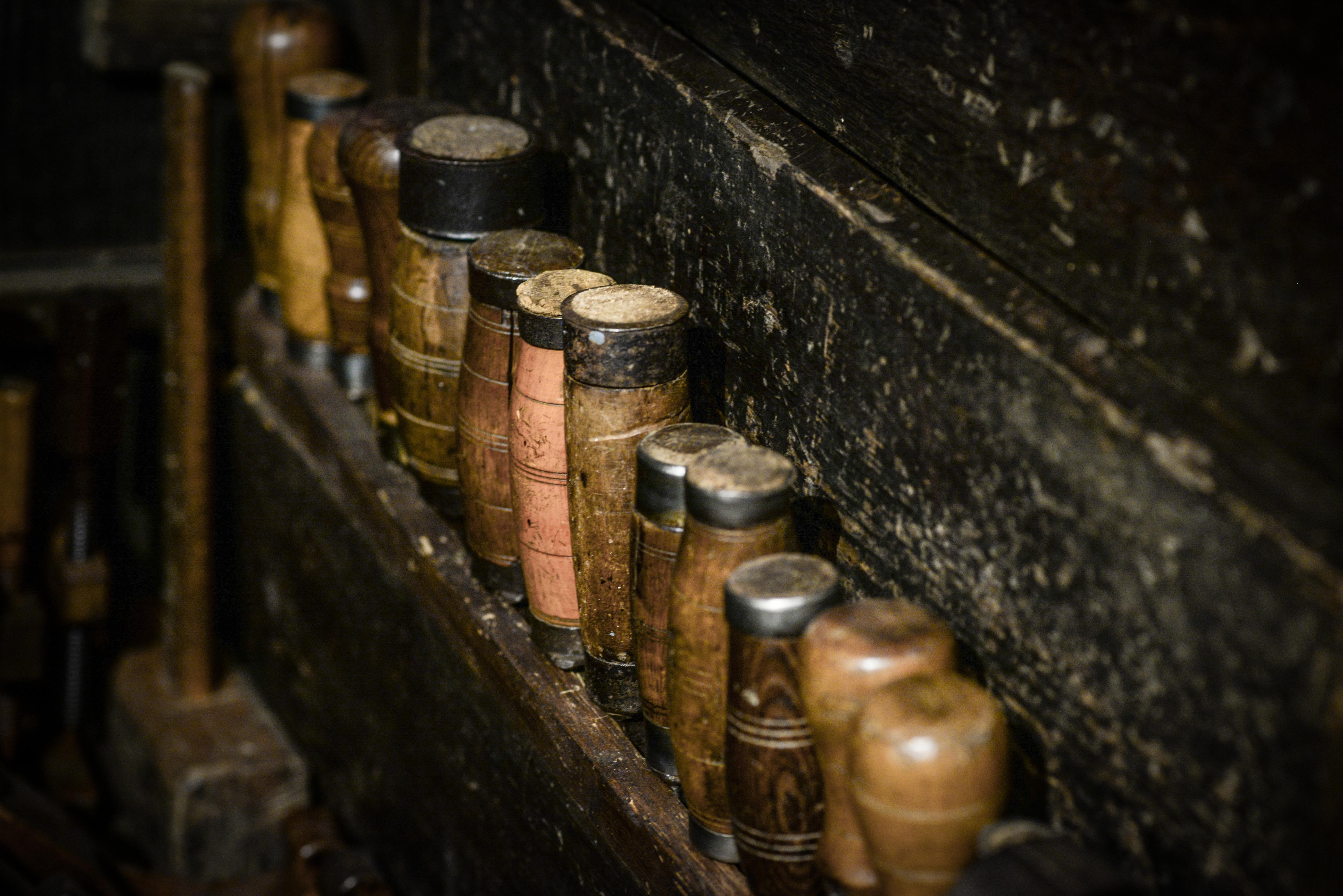 repair, large group of objects, industrial, selective focus, food and drink, in a row, 5K, sharp, craft, alcohol, bottle, wooden, dust, wine, woodworking, HD Wallpaper