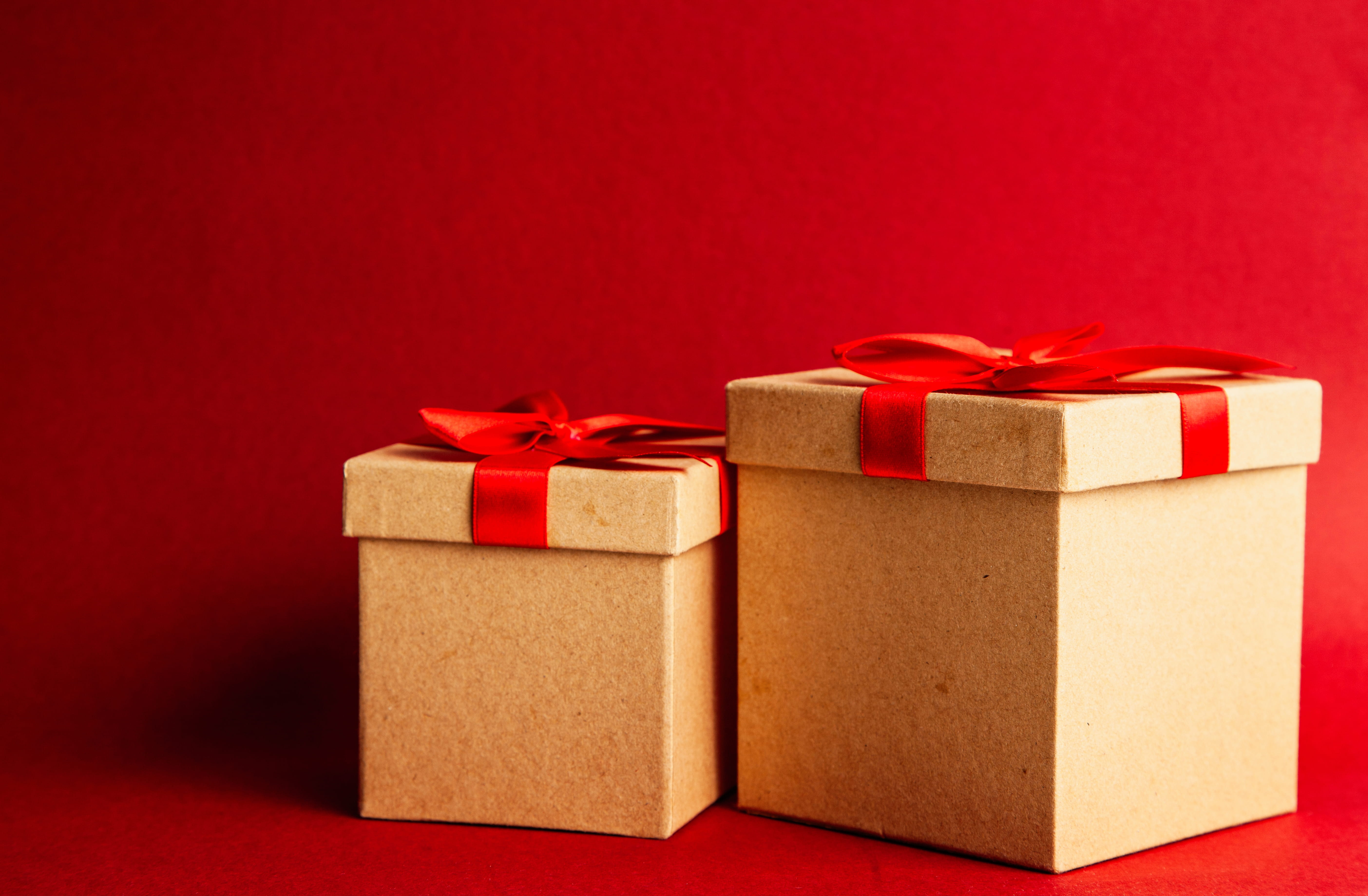 5K, studio shot, birthday, paper, ribbon, box, christmas present, background, brown, copy space, bow, indoors, surface, red background, two, gift, holiday, HD Wallpaper