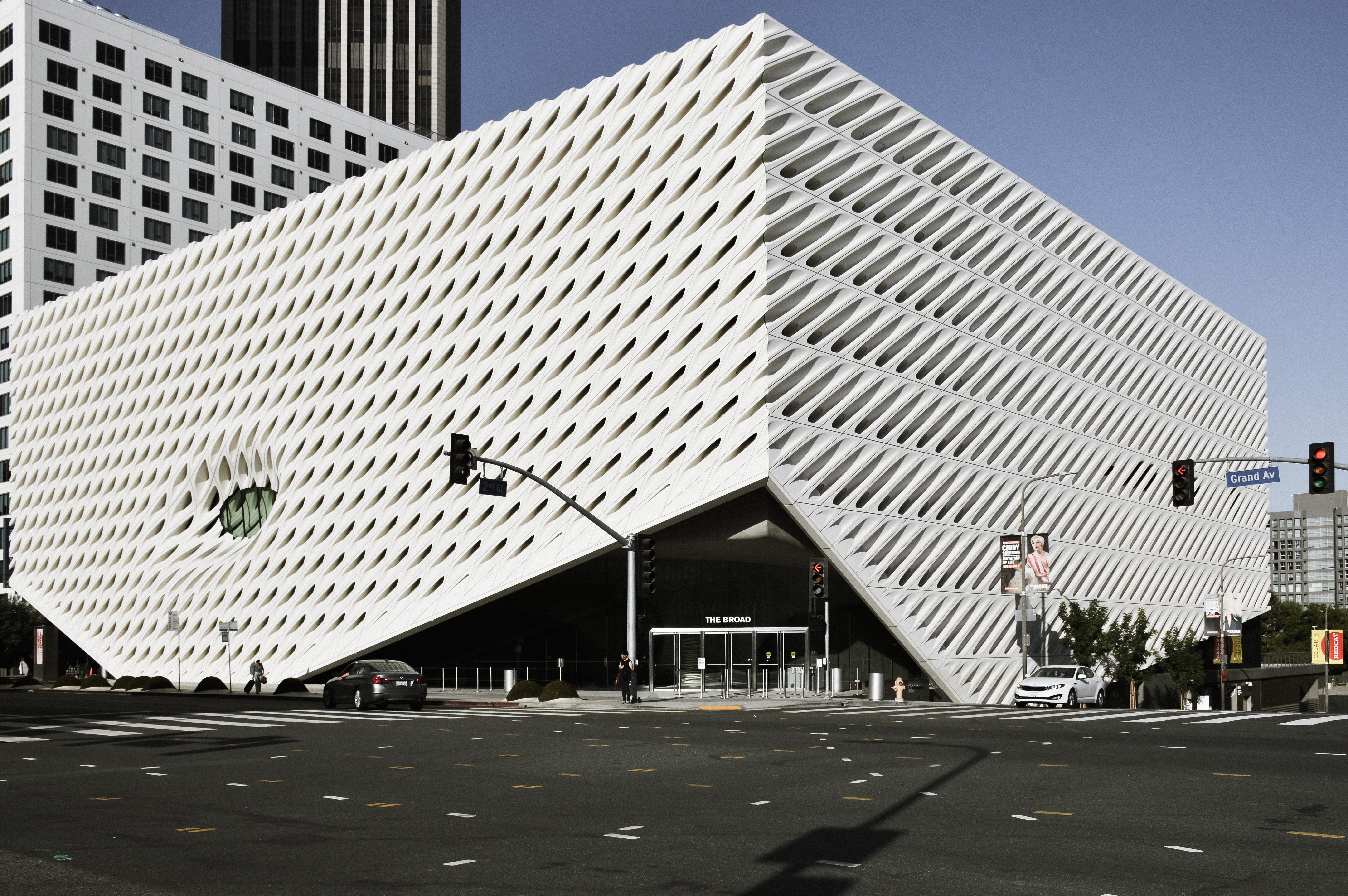 office building exterior, white, exterior, street, outdoors, built structure, californium, cityscape, architecture, nature, motor vehicle, design, downtown la, HD Wallpaper