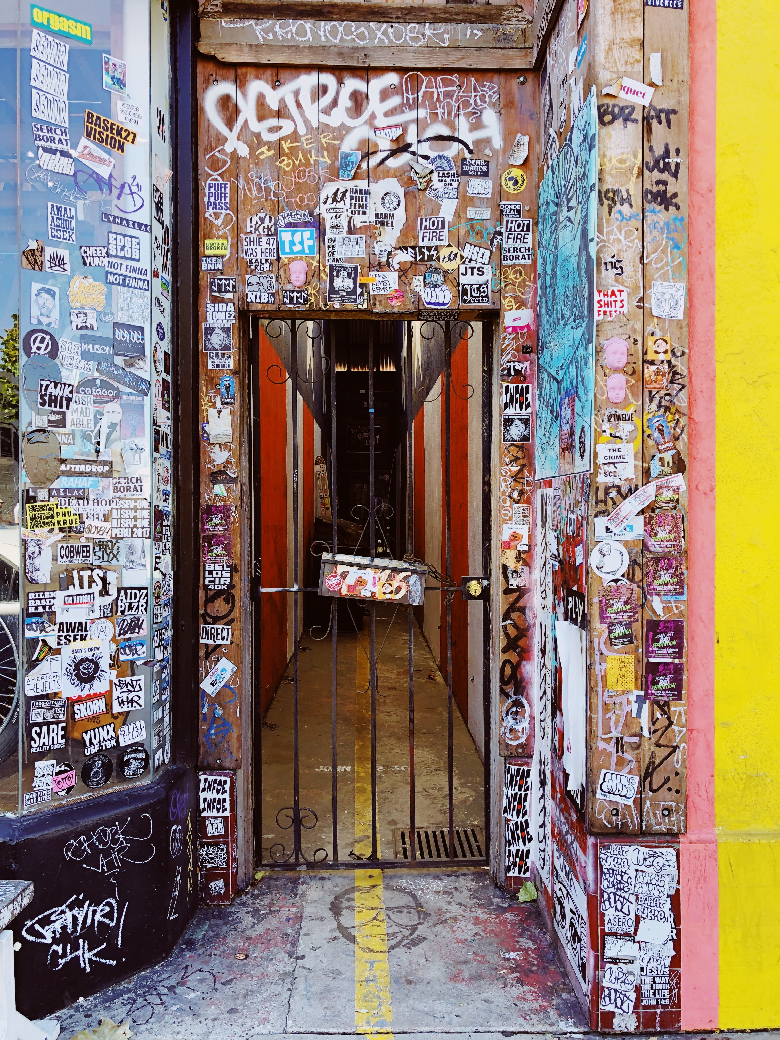4K, corridor, urban, day, alley, communication, no people, united states, city, poster, wall, building exterior, paper, built structure, alleyway, script, Phone HD Wallpaper
