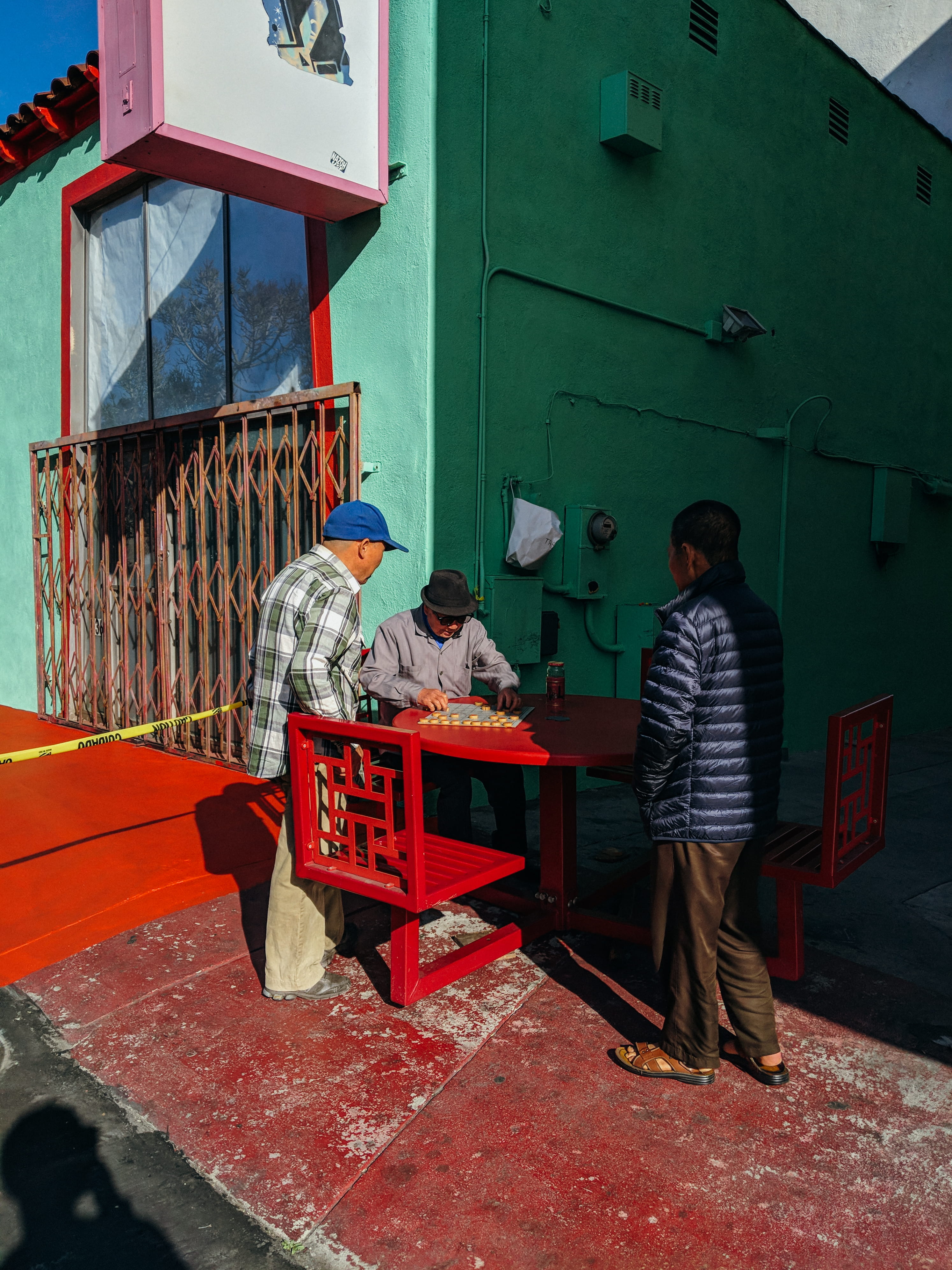 men, playing, male, los angeles, checkers, sunlight, board game, three, building, game, casual clothing, graffiti, leisure activity, outdoors, old, street photography, Phone HD Wallpaper