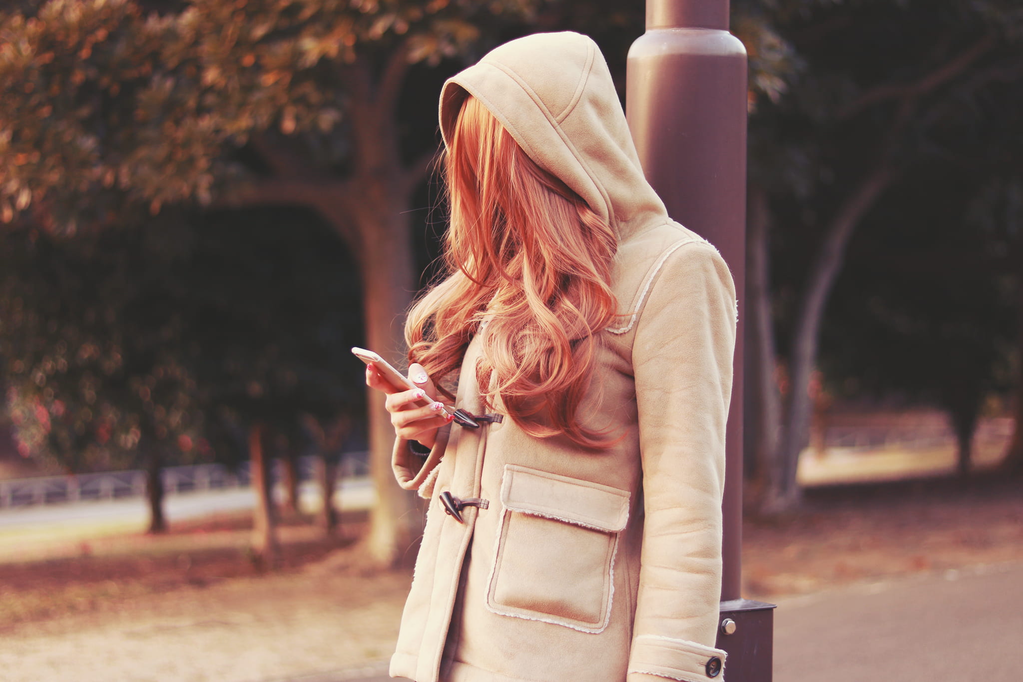 happiness, smiling, portable information device, women, adult, wireless technology, beauty, smart Phone, warm clothing, woman, coat, lifestyles, technology, HD Wallpaper