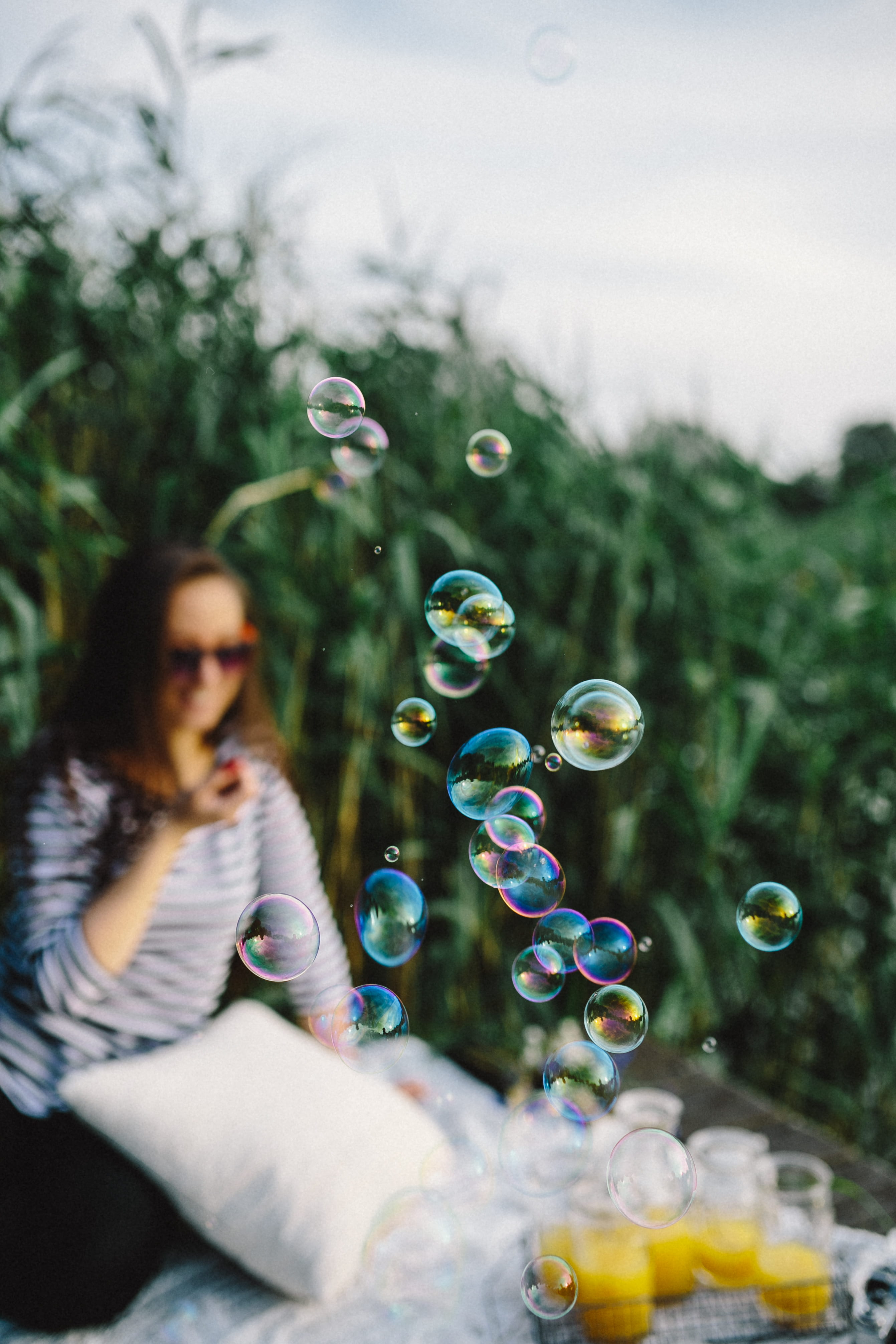 lifestyles, three quarter length, fragility, fun, young adult, soap bubbles, people, one Person, enjoyment, mid-air, vulnerability, adult, bubble Wand, Phone HD Wallpaper