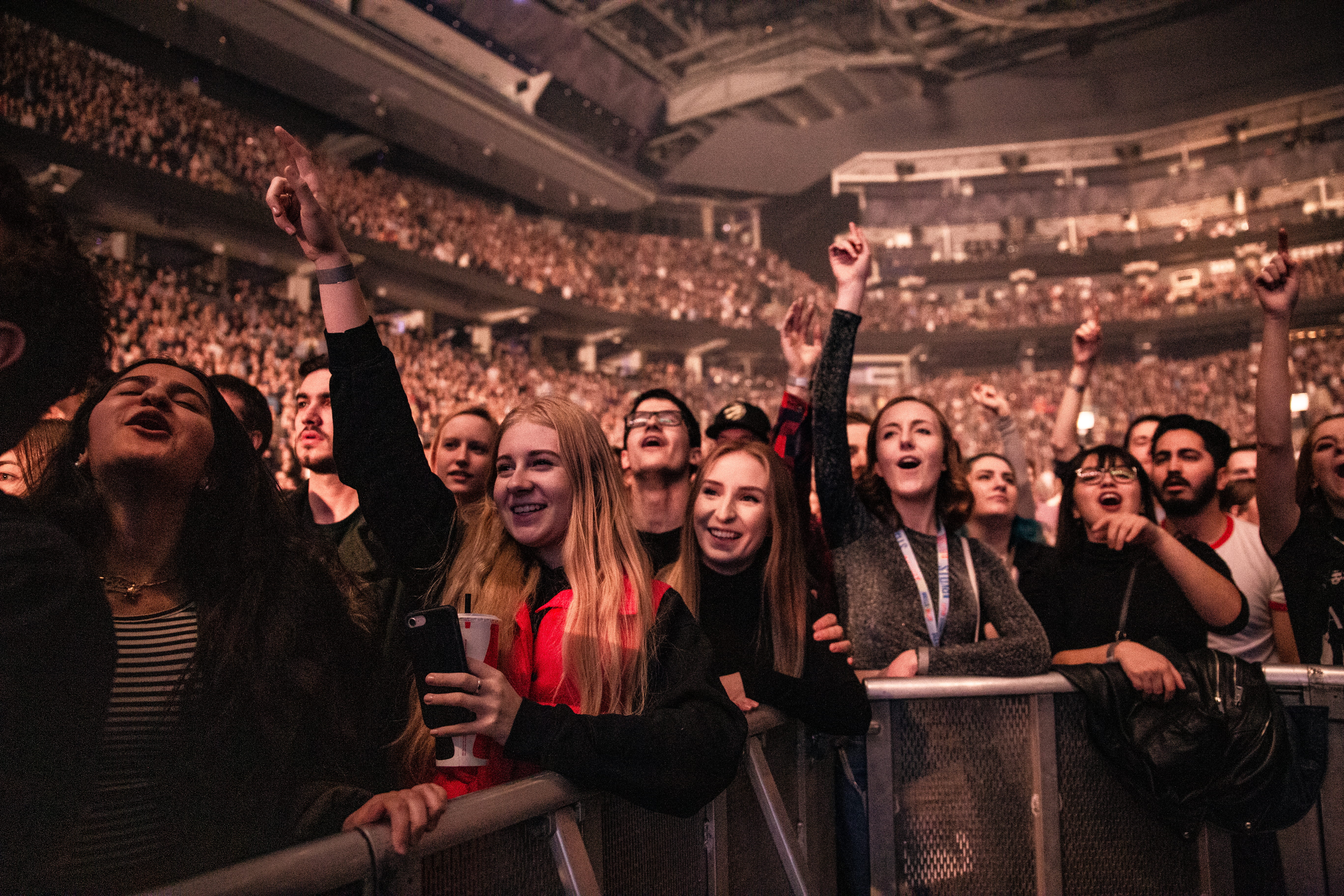 dome, 5K, drinking, mass, young women, nightlife, fans, singing, fun, occasion, concert, enjoyment, celebration, smiling, happy hour, people, audience, HD Wallpaper