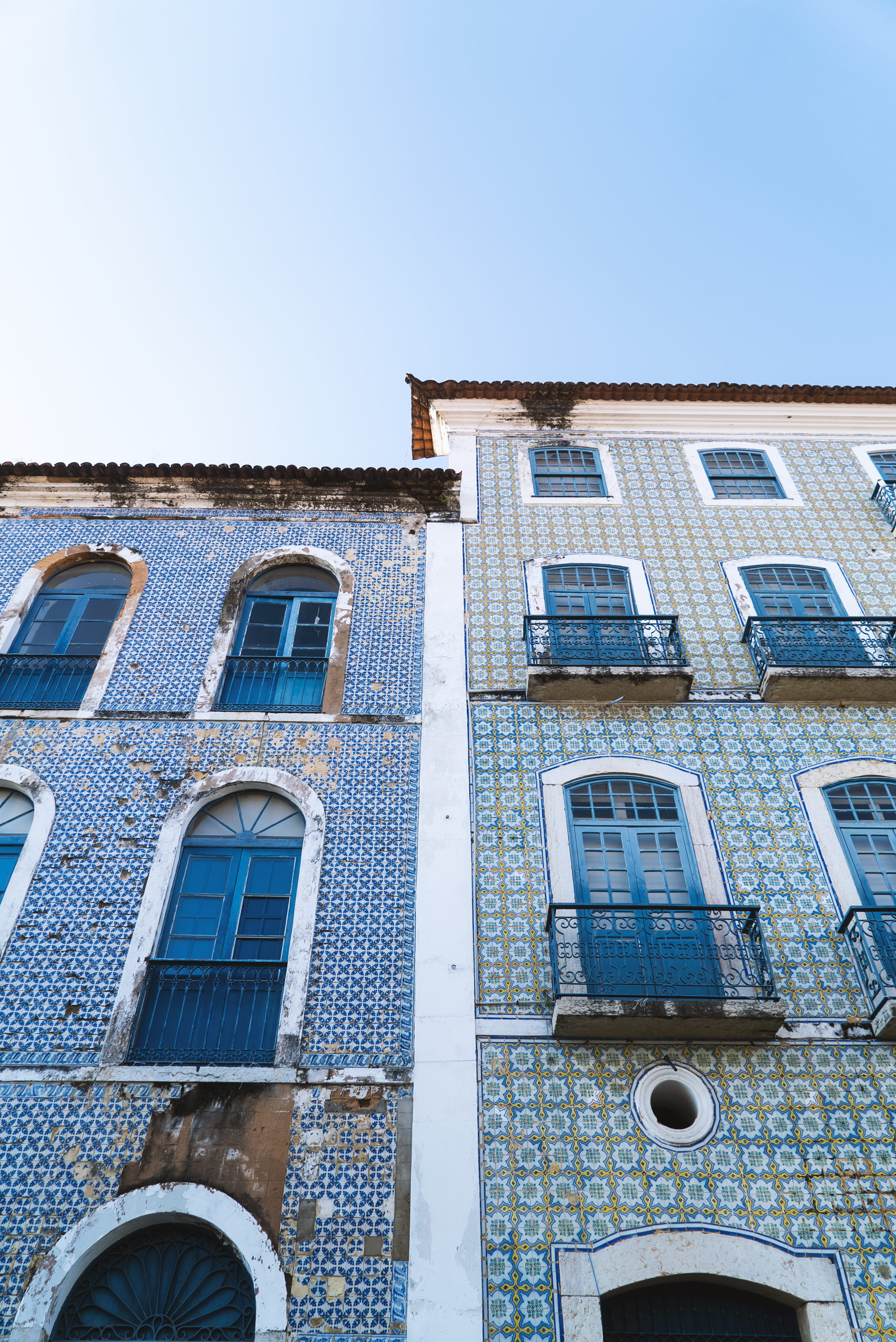 day, nature, building, building exterior, decrepit, copy space, facade, sky, residential district, low angle view, front, window, brazil, no people, old, Phone HD Wallpaper